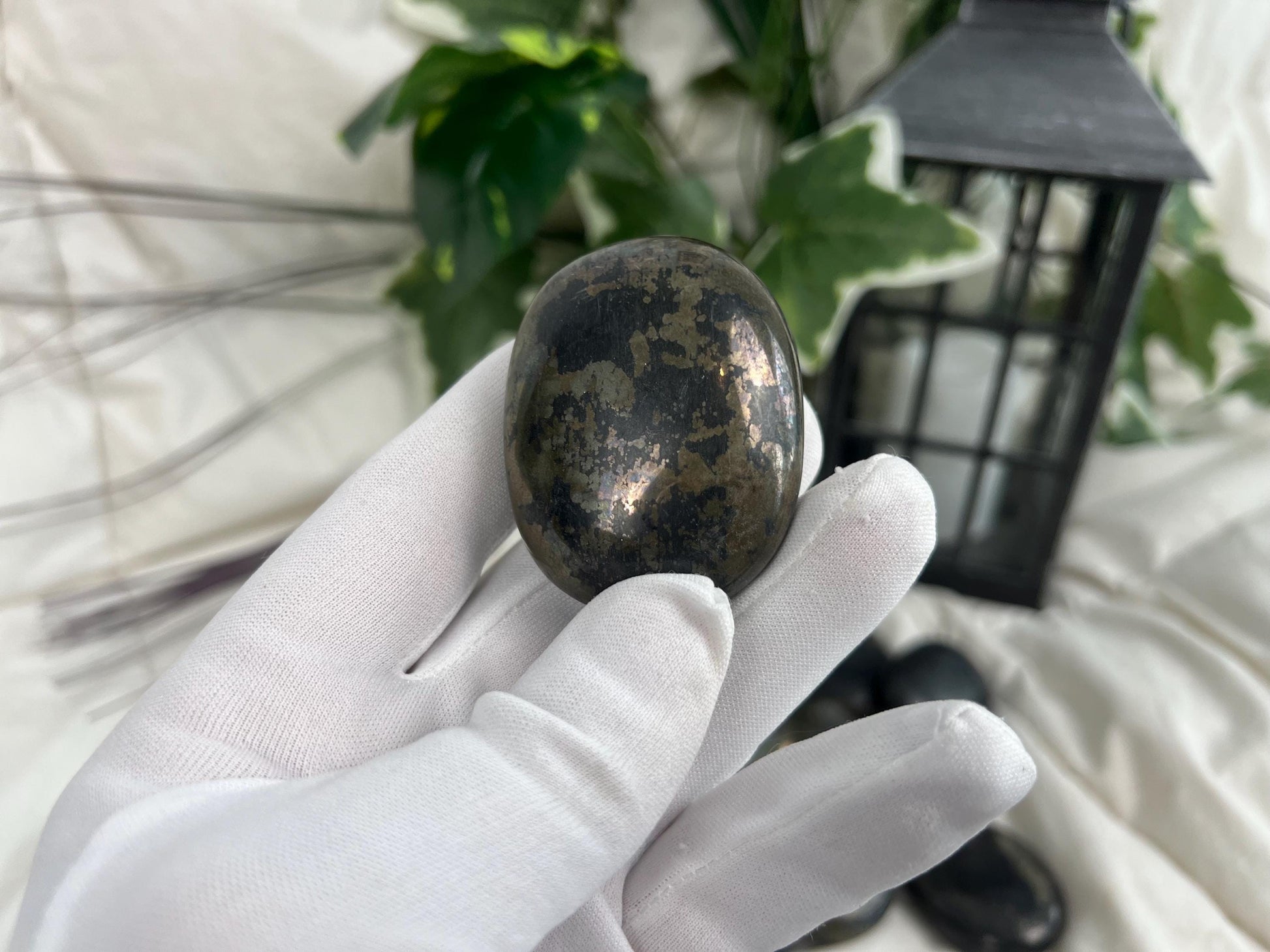 Chilean Chalcopyrite Dense Heavy Palm Stone Smooth Polished Carved Crystal for Christmas Decor Gift Home Decor Worry Anxiety Birthday Xmas