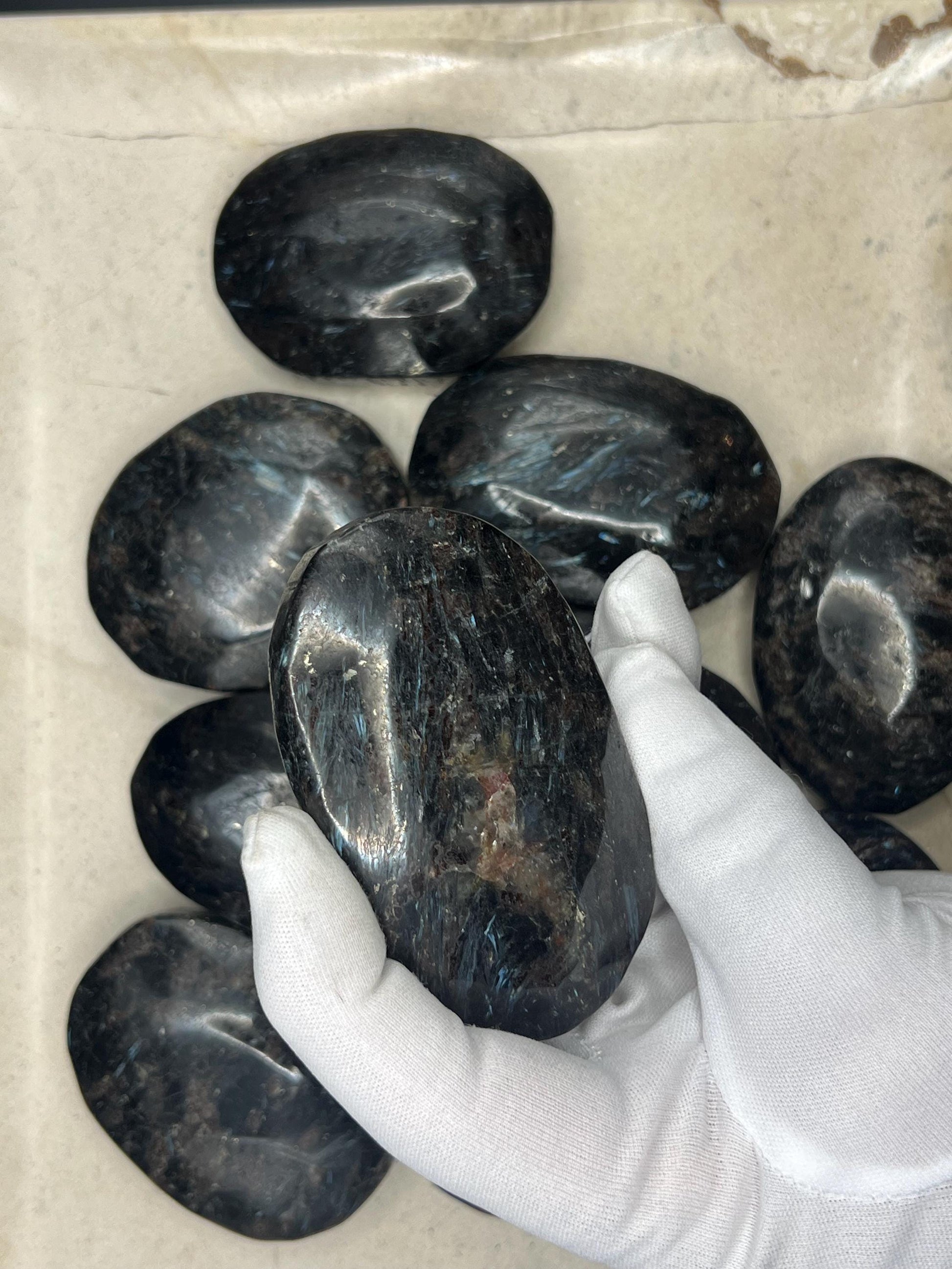 Huge New Zealand Soda-Hornblende Natural Palm Stone Smooth Polished Carved Crystal Distraction Home Decor Worry Stress Relief Anxiety Xmas