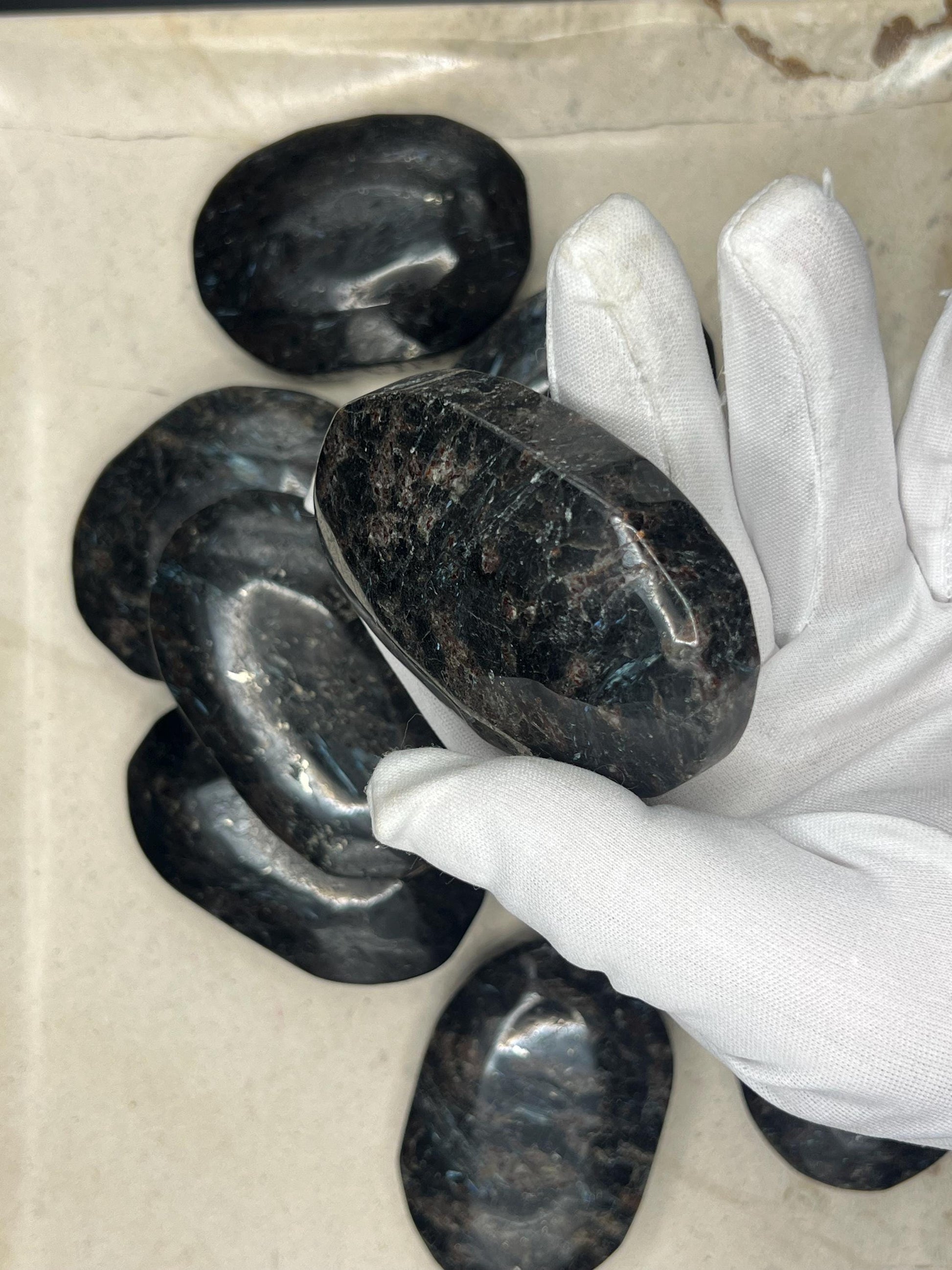 Huge New Zealand Soda-Hornblende Natural Palm Stone Smooth Polished Carved Crystal Distraction Home Decor Worry Stress Relief Anxiety Xmas
