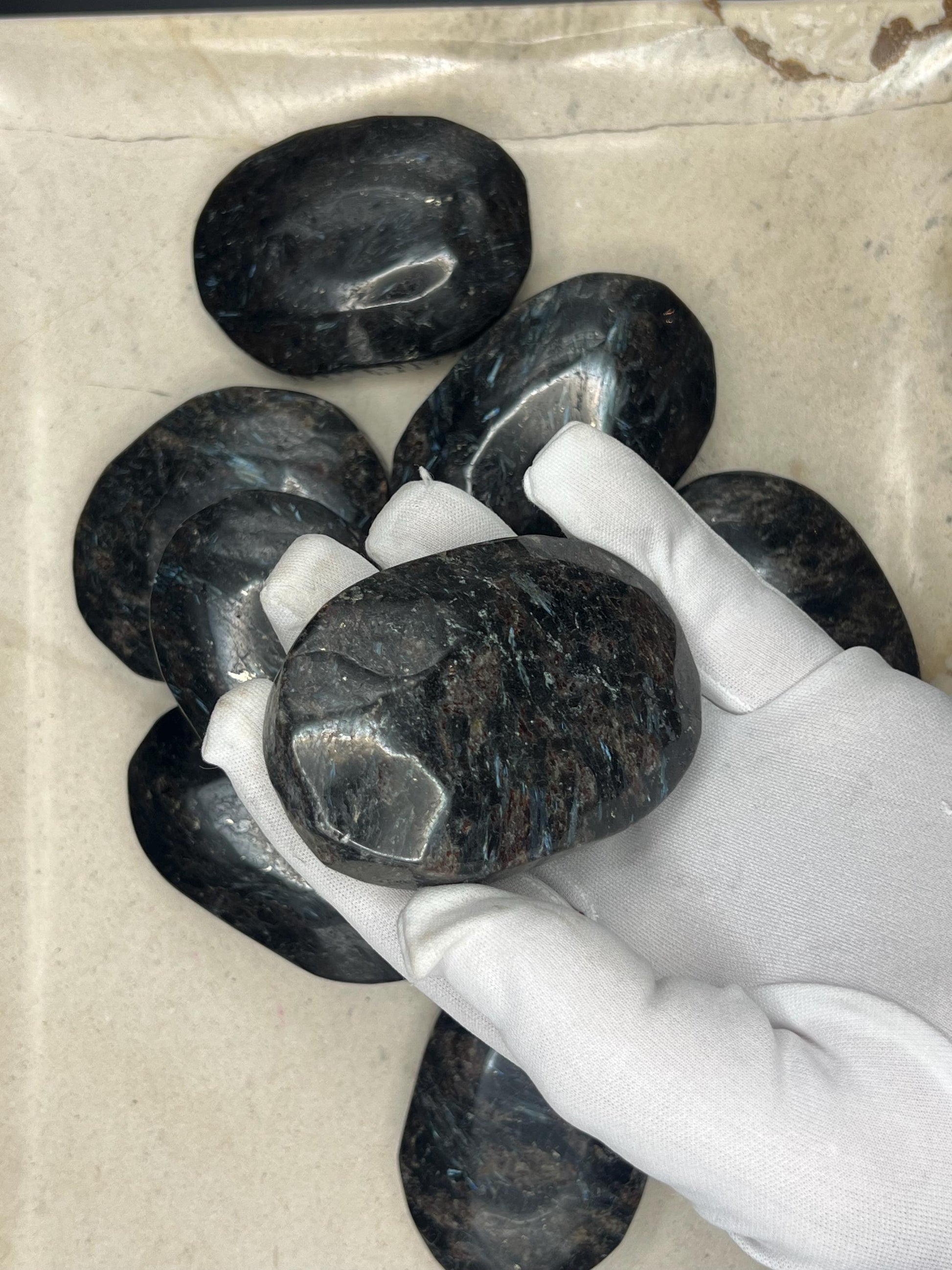 Huge New Zealand Soda-Hornblende Natural Palm Stone Smooth Polished Carved Crystal Distraction Home Decor Worry Stress Relief Anxiety Xmas