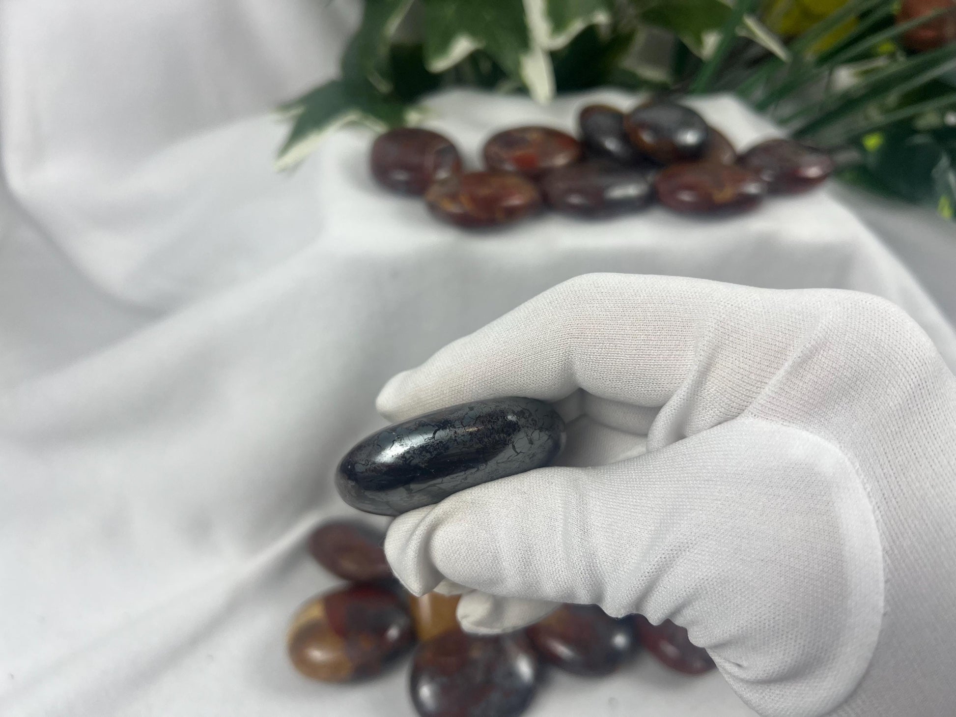 Striking Red Jasper and Hematite Natural Palm Stone Smooth Polished Carved Crystal for Distraction Home Decor Xmas Meditation Gift Christmas
