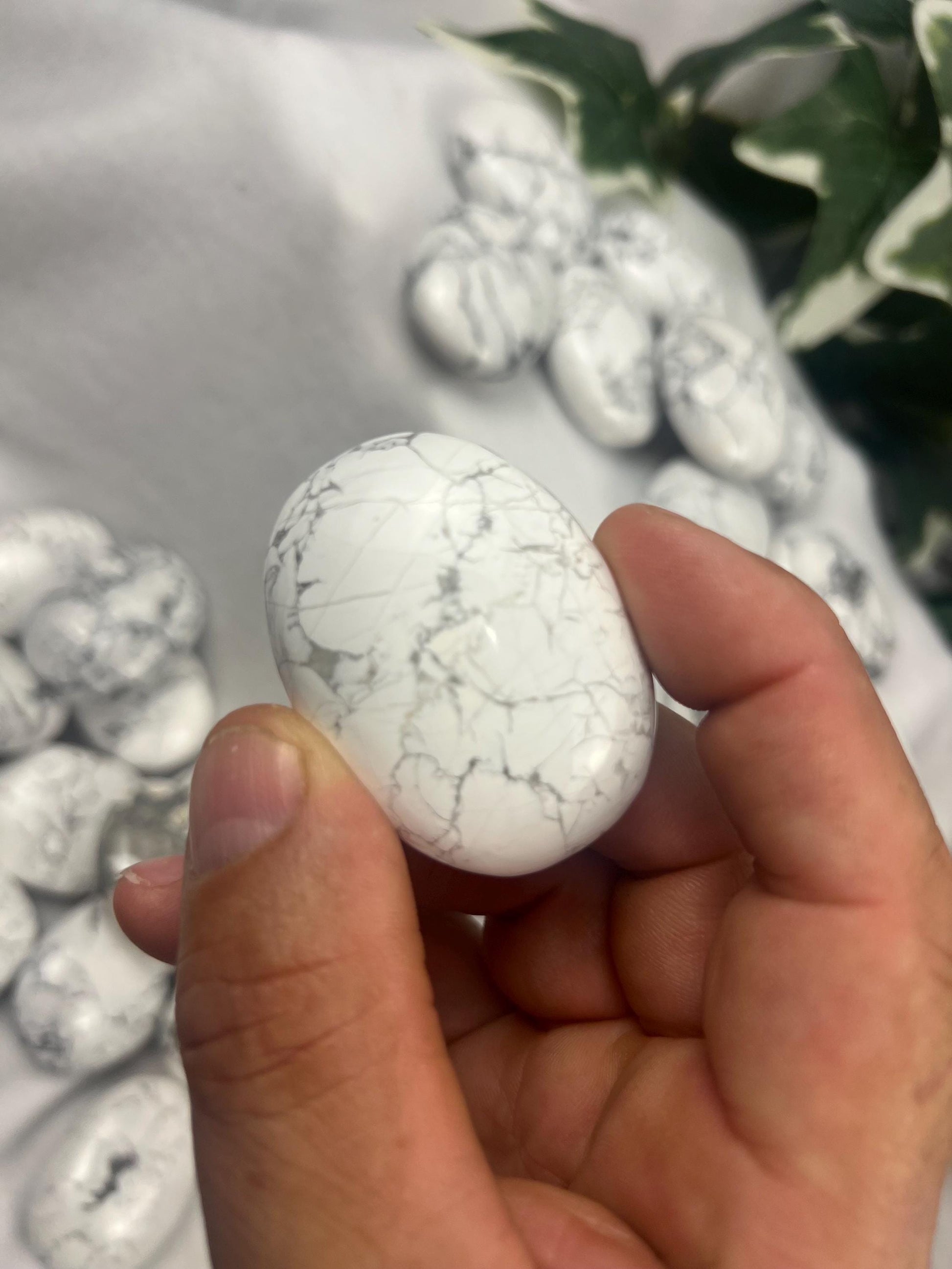 Canada Howlite Natural Palm Stone Smooth Polished Carved Crystal for Distraction Home Decor Anxiety Worry Meditation Christmas Xmas Gift