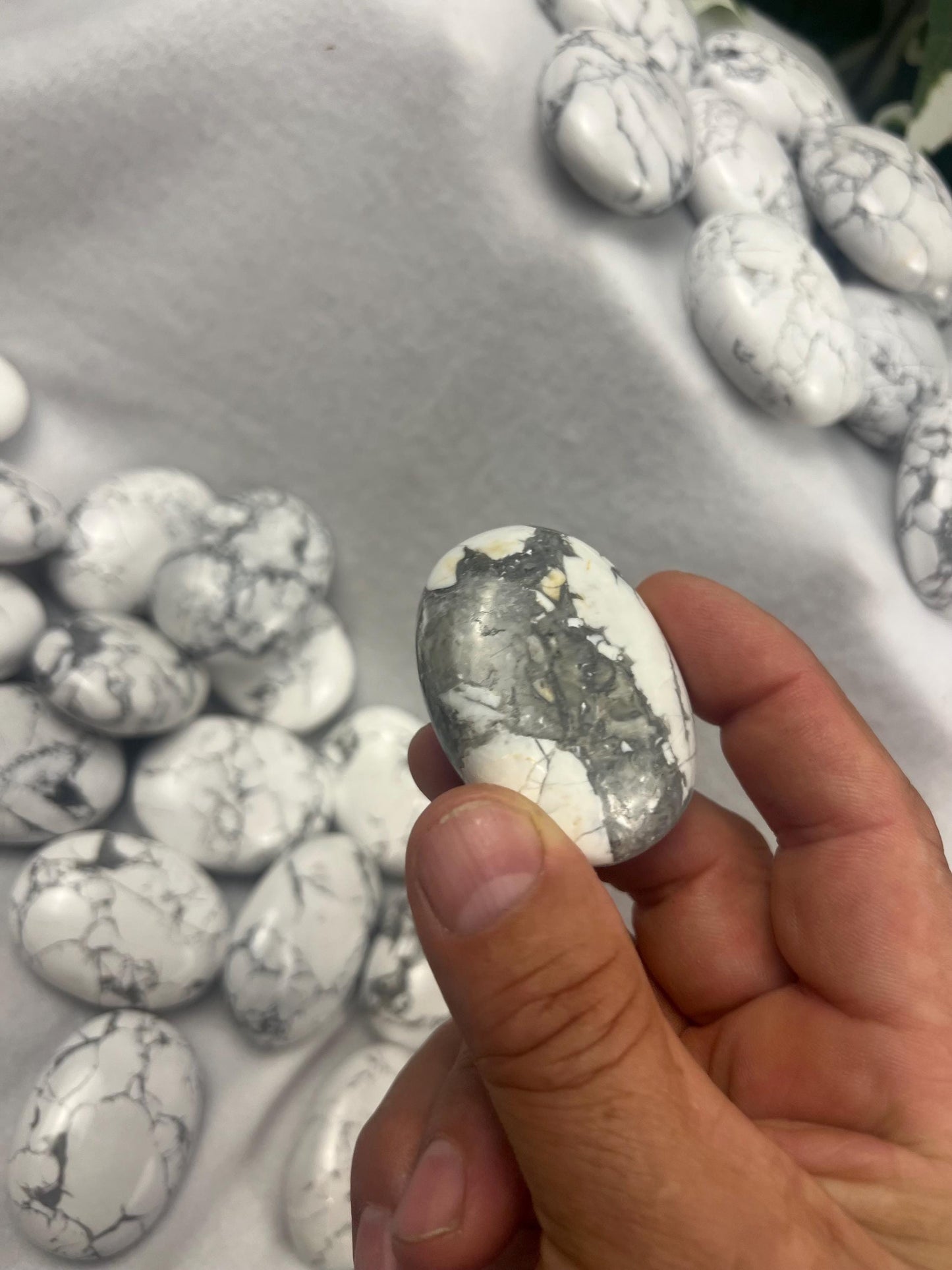 Canada Howlite Natural Palm Stone Smooth Polished Carved Crystal for Distraction Home Decor Anxiety Worry Meditation Christmas Xmas Gift