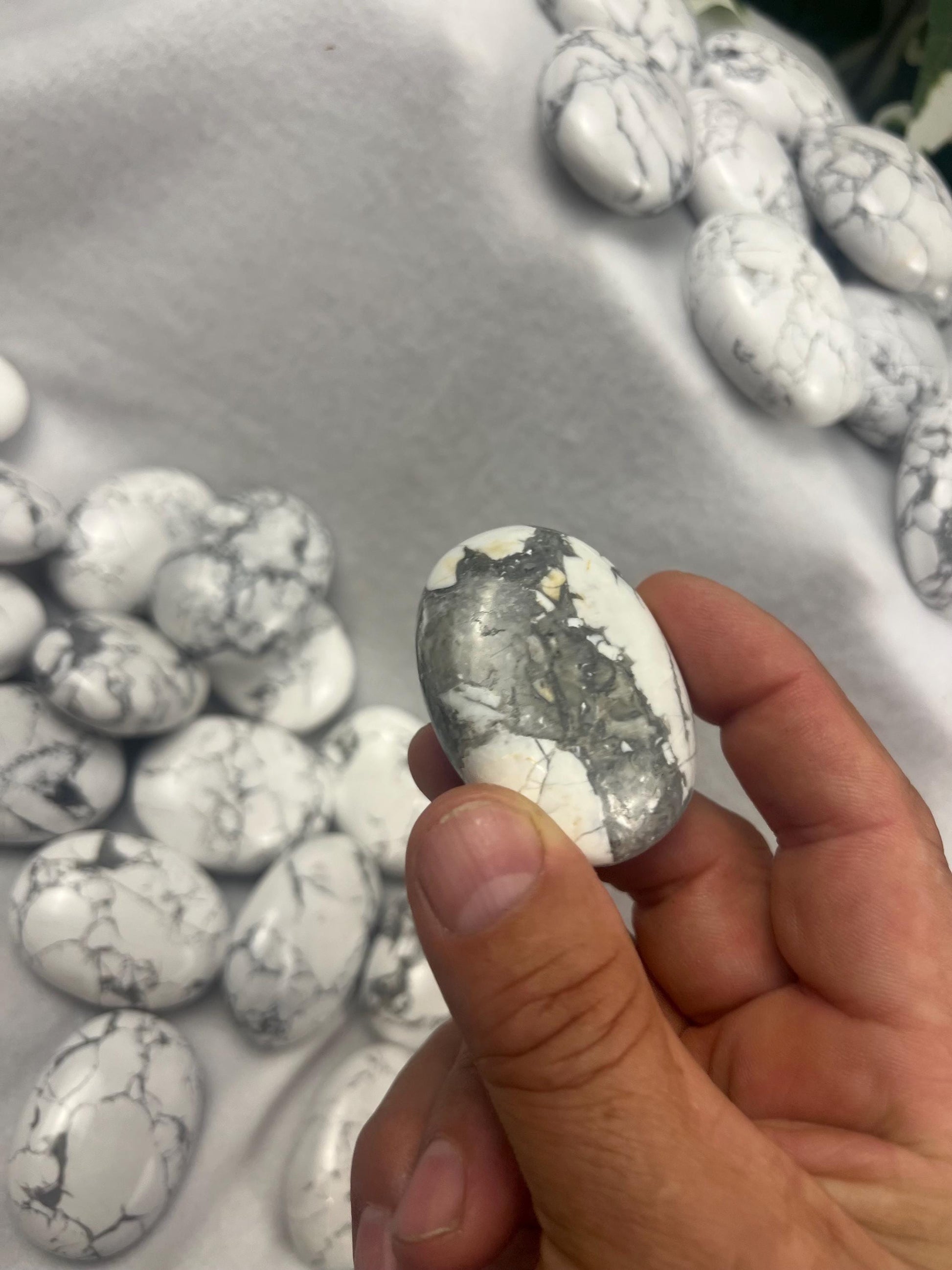 Canada Howlite Natural Palm Stone Smooth Polished Carved Crystal for Distraction Home Decor Anxiety Worry Meditation Christmas Xmas Gift