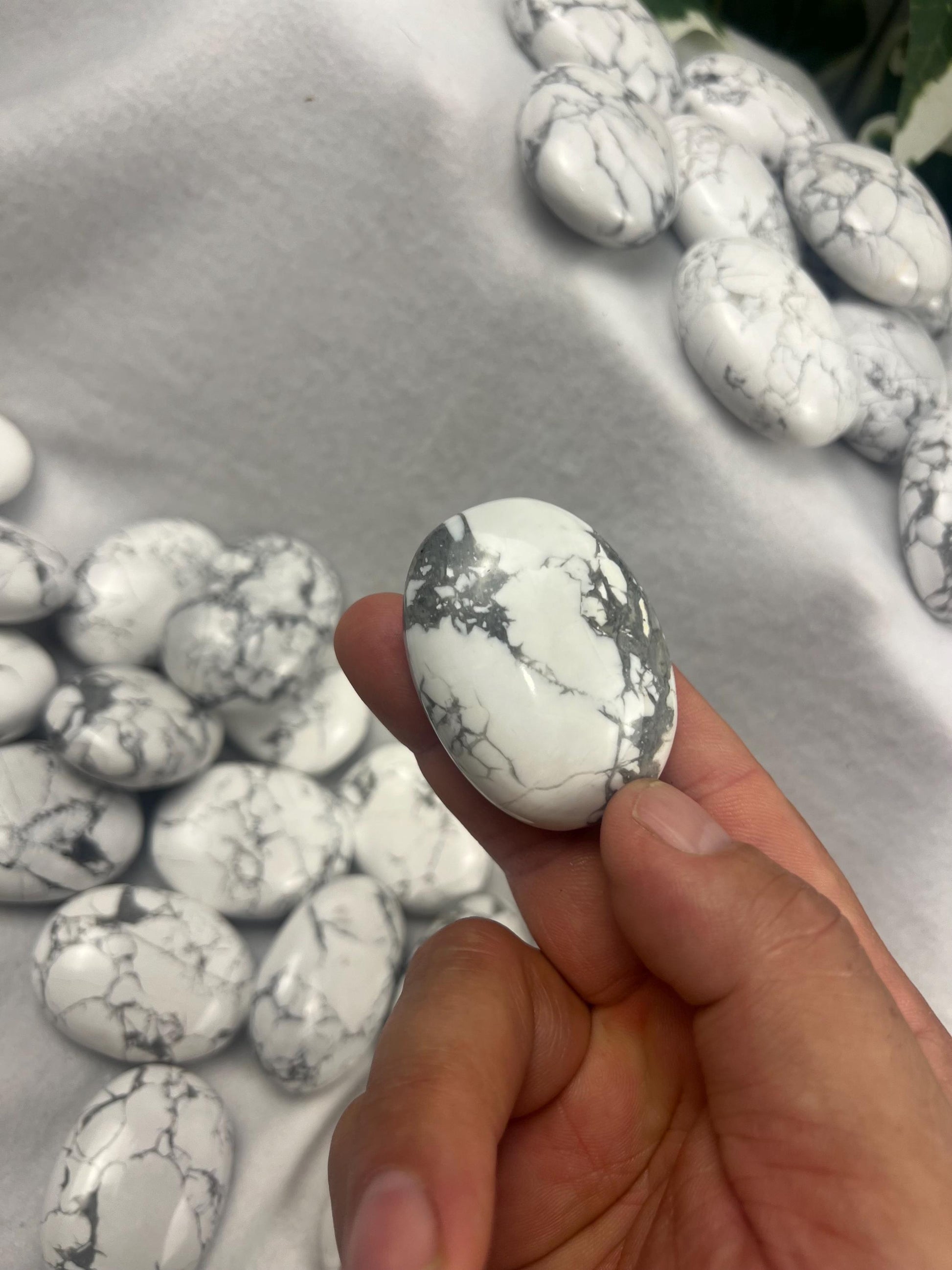 Canada Howlite Natural Palm Stone Smooth Polished Carved Crystal for Distraction Home Decor Anxiety Worry Meditation Christmas Xmas Gift