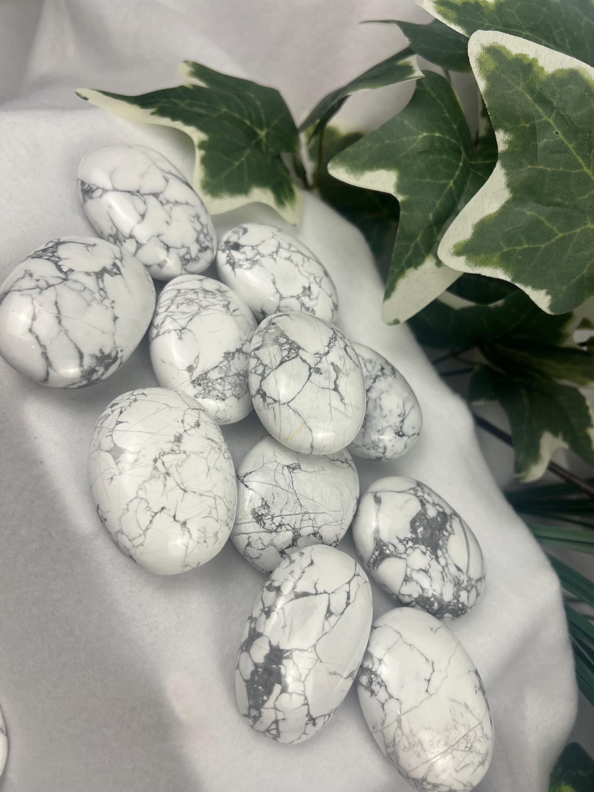 Canada Howlite Natural Palm Stone Smooth Polished Carved Crystal for Distraction Home Decor Anxiety Worry Meditation Christmas Xmas Gift