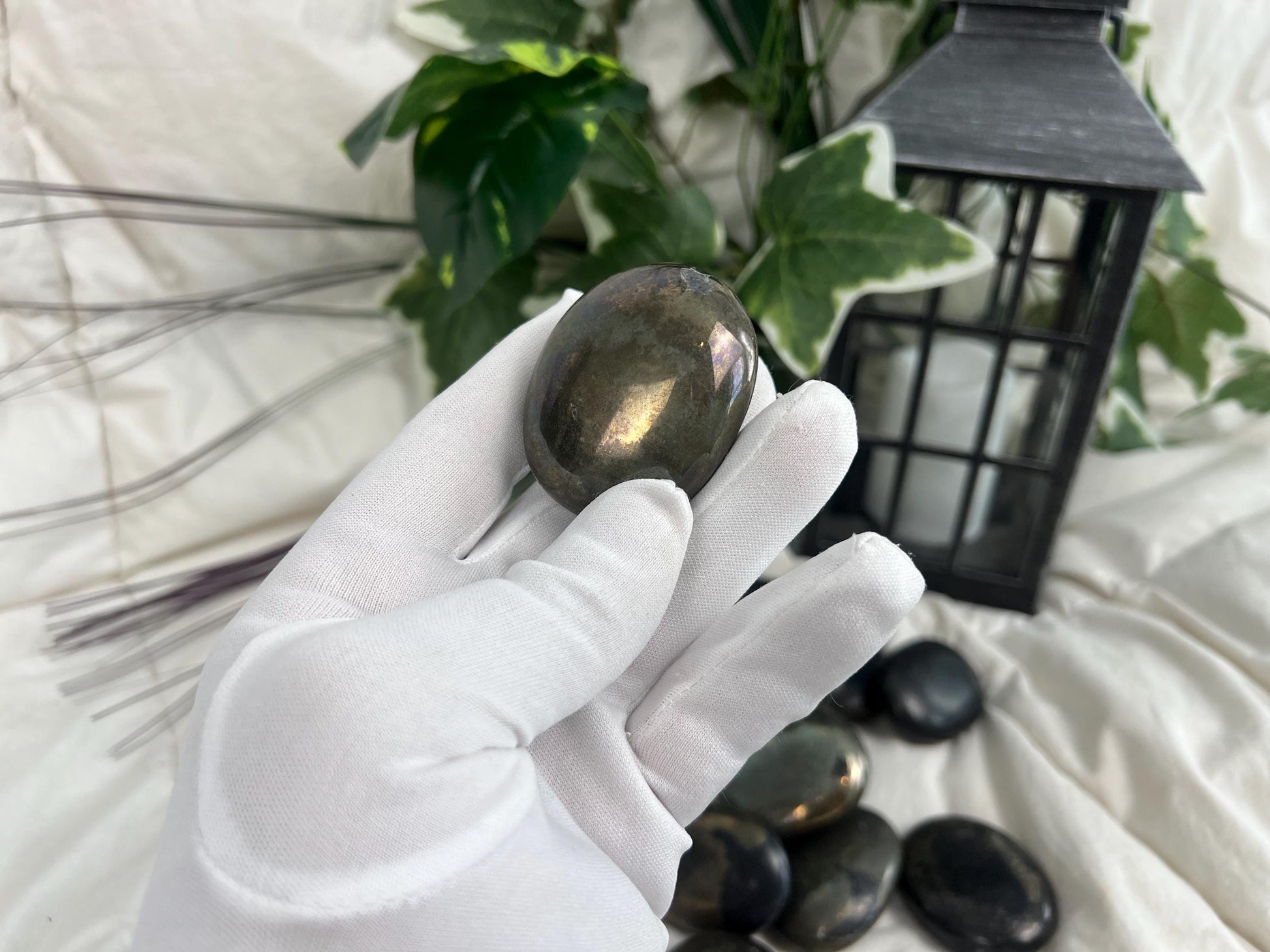 Chilean Chalcopyrite Dense Heavy Palm Stone Smooth Polished Carved Crystal for Christmas Decor Gift Home Decor Worry Anxiety Birthday Xmas