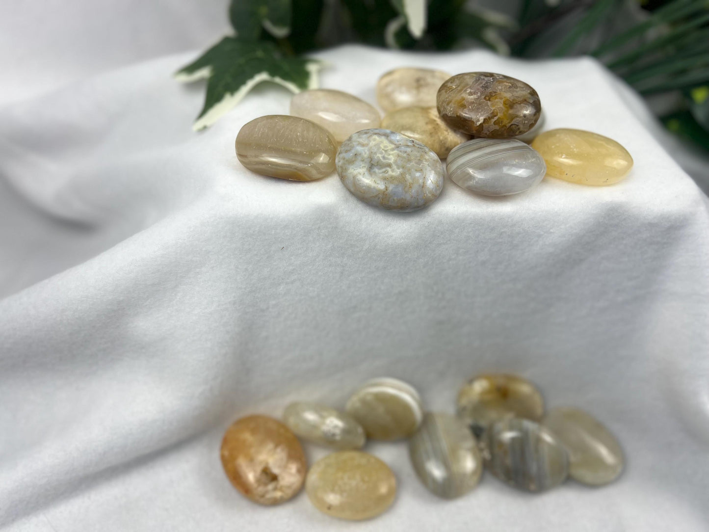 Cryptocrystalline Quartz Palm Stone Smooth Polished Carved Crystal for Distraction Holiday Home Decor Christmas Xmas Gift Anxiety Worry