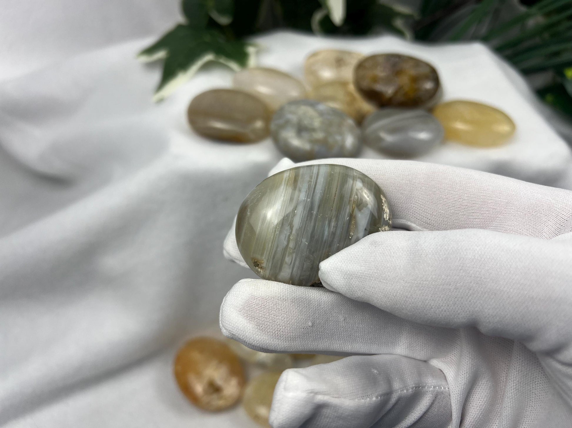 Cryptocrystalline Quartz Palm Stone Smooth Polished Carved Crystal for Distraction Holiday Home Decor Christmas Xmas Gift Anxiety Worry