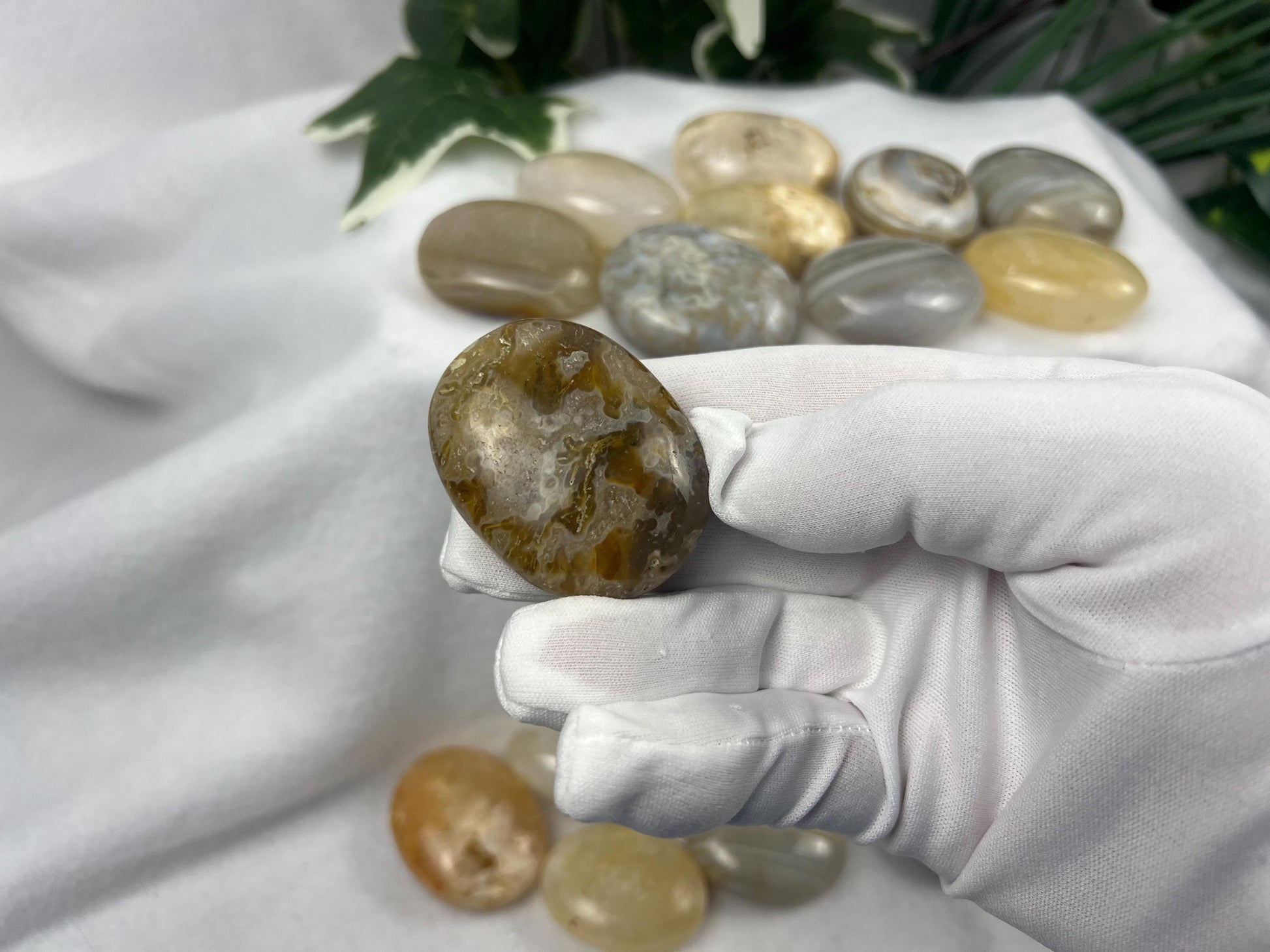 Cryptocrystalline Quartz Palm Stone Smooth Polished Carved Crystal for Distraction Holiday Home Decor Christmas Xmas Gift Anxiety Worry