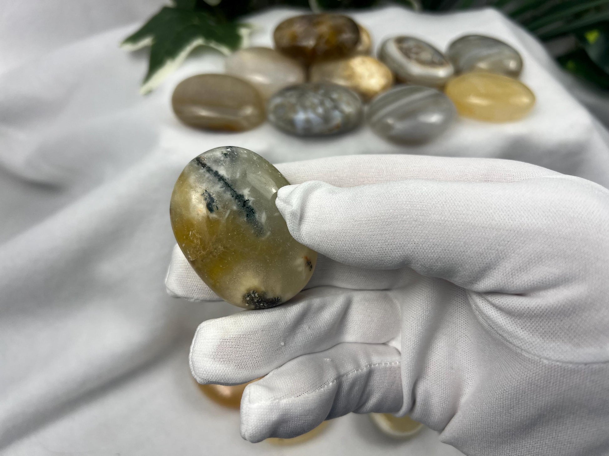 Cryptocrystalline Quartz Palm Stone Smooth Polished Carved Crystal for Distraction Holiday Home Decor Christmas Xmas Gift Anxiety Worry