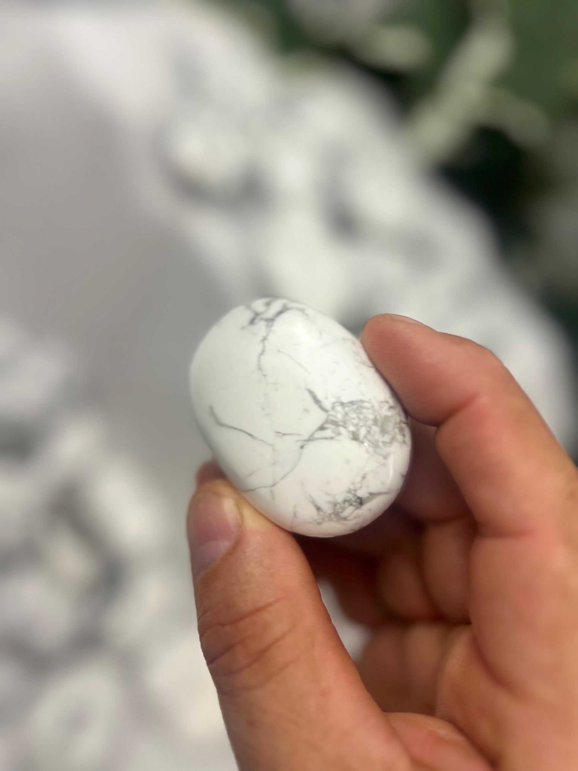 Canada Howlite Natural Palm Stone Smooth Polished Carved Crystal for Distraction Home Decor Anxiety Worry Meditation Christmas Xmas Gift