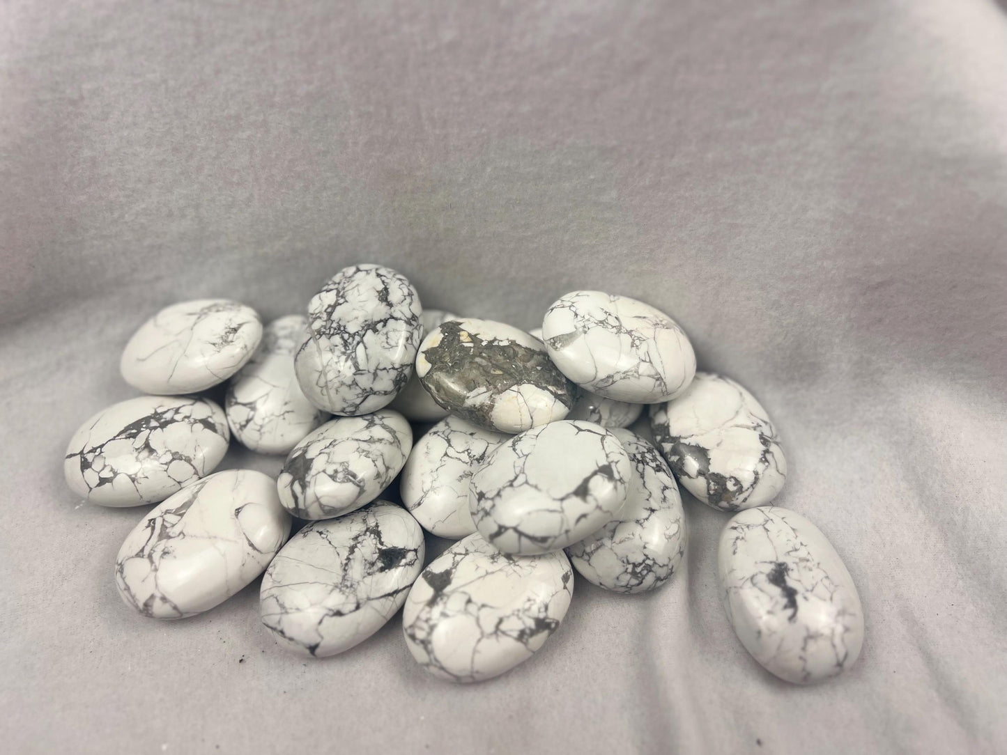 Canada Howlite Natural Palm Stone Smooth Polished Carved Crystal for Distraction Home Decor Anxiety Worry Meditation Christmas Xmas Gift