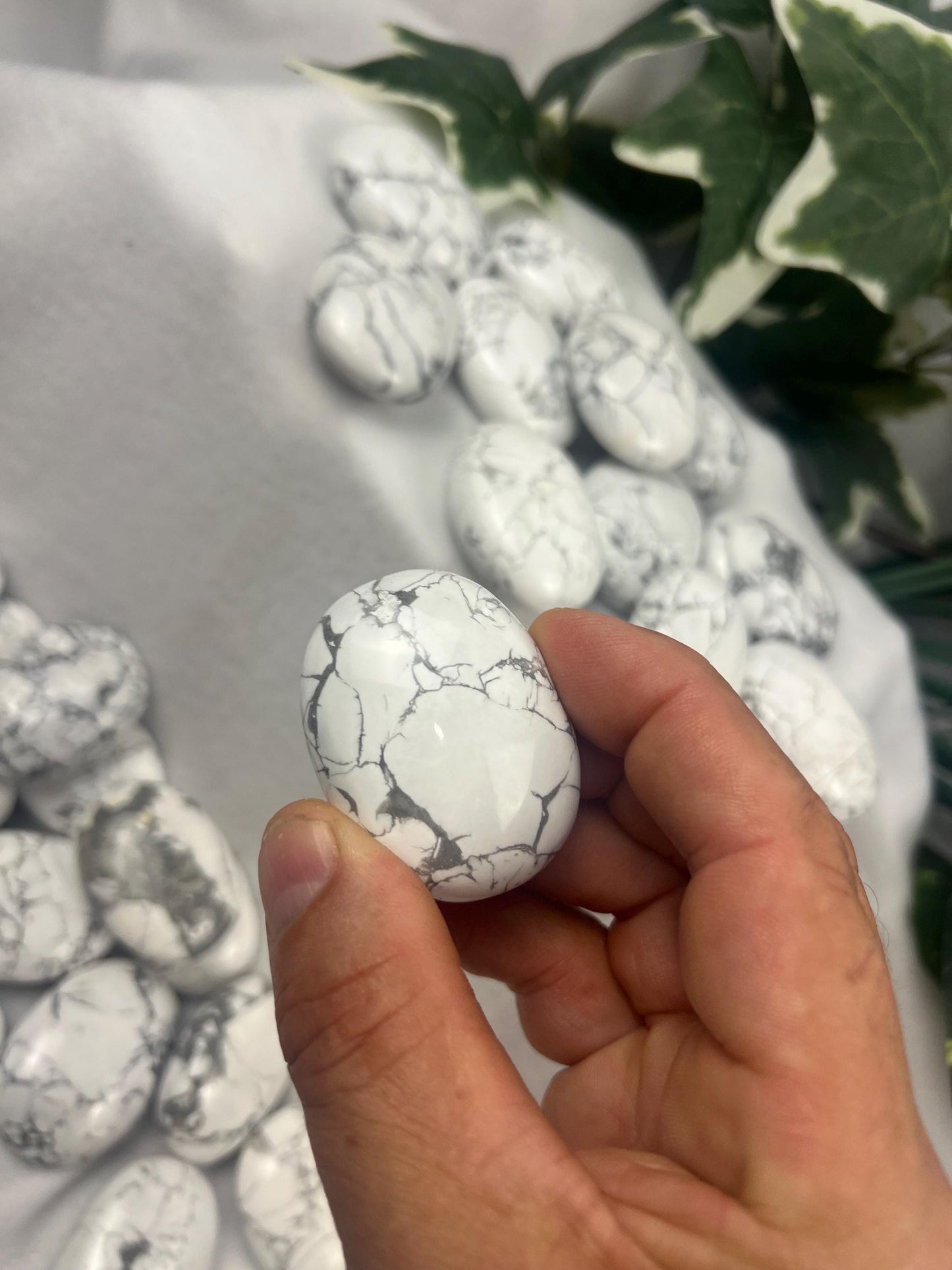 Canada Howlite Natural Palm Stone Smooth Polished Carved Crystal for Distraction Home Decor Anxiety Worry Meditation Christmas Xmas Gift