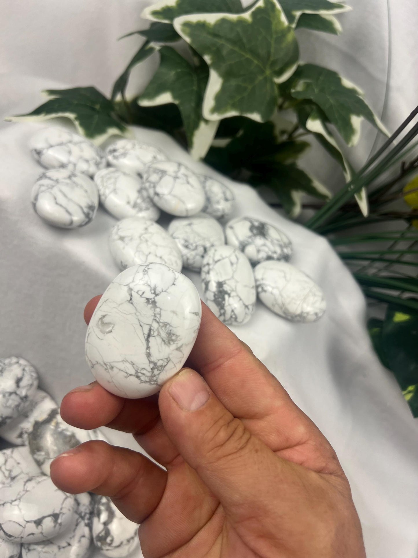 Canada Howlite Natural Palm Stone Smooth Polished Carved Crystal for Distraction Home Decor Anxiety Worry Meditation Christmas Xmas Gift