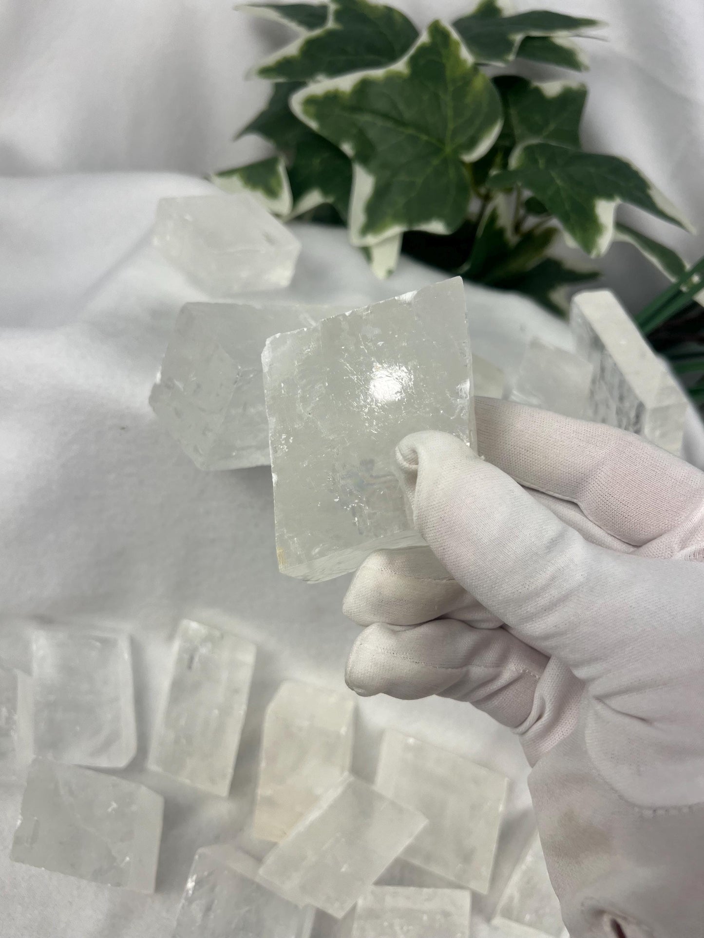 Ice Glass Calcite Palm Stones Natural Free Form Stone Smooth Polished Carved Crystal for Distraction Worry Anxiety birthday Home Decor Xmas