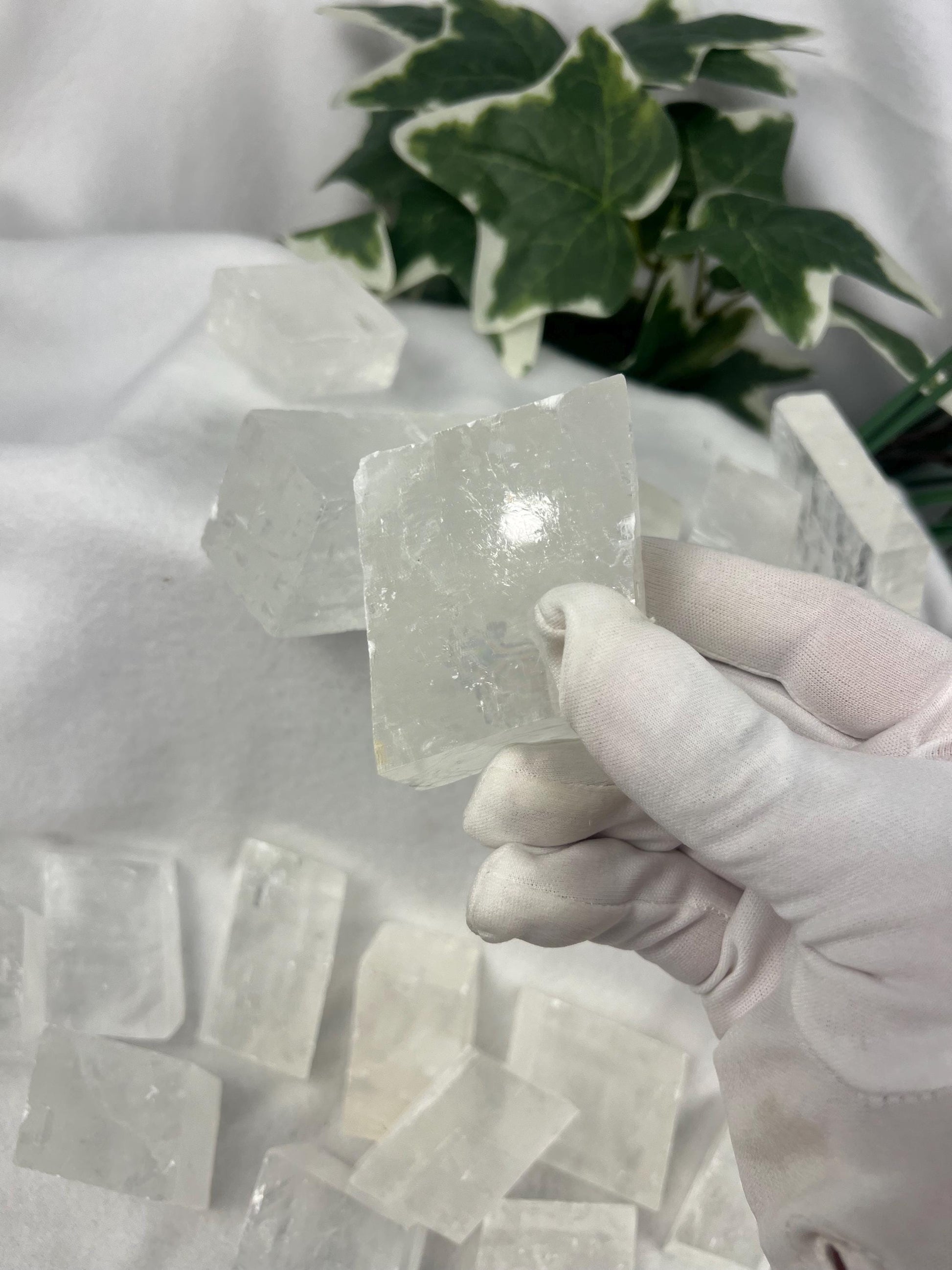 Ice Glass Calcite Palm Stones Natural Free Form Stone Smooth Polished Carved Crystal for Distraction Worry Anxiety birthday Home Decor Xmas
