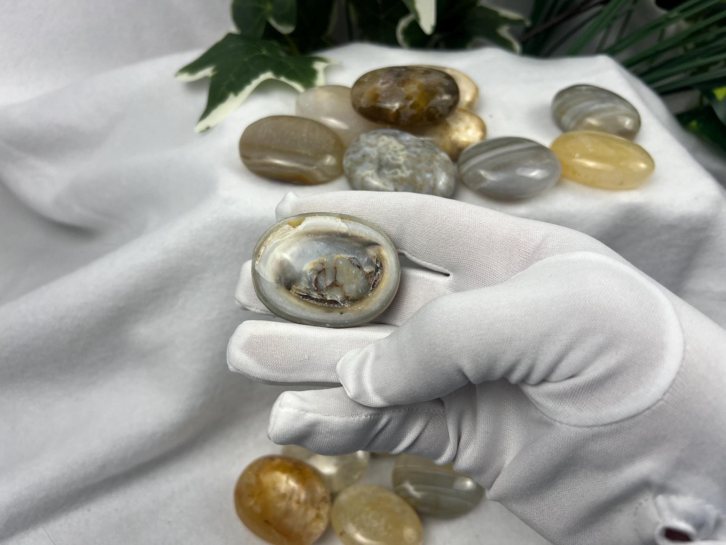 Cryptocrystalline Quartz Palm Stone Smooth Polished Carved Crystal for Distraction Holiday Home Decor Christmas Xmas Gift Anxiety Worry