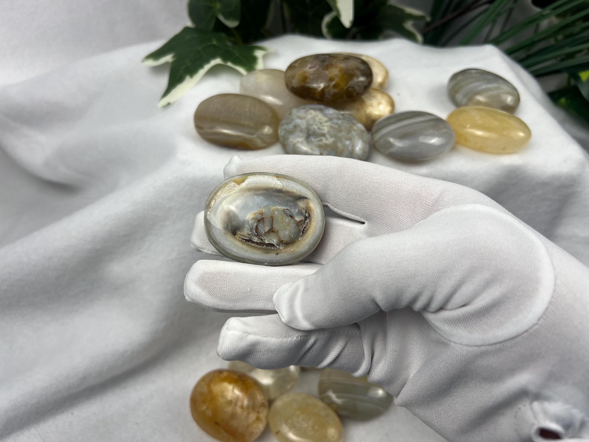Cryptocrystalline Quartz Palm Stone Smooth Polished Carved Crystal for Distraction Holiday Home Decor Christmas Xmas Gift Anxiety Worry