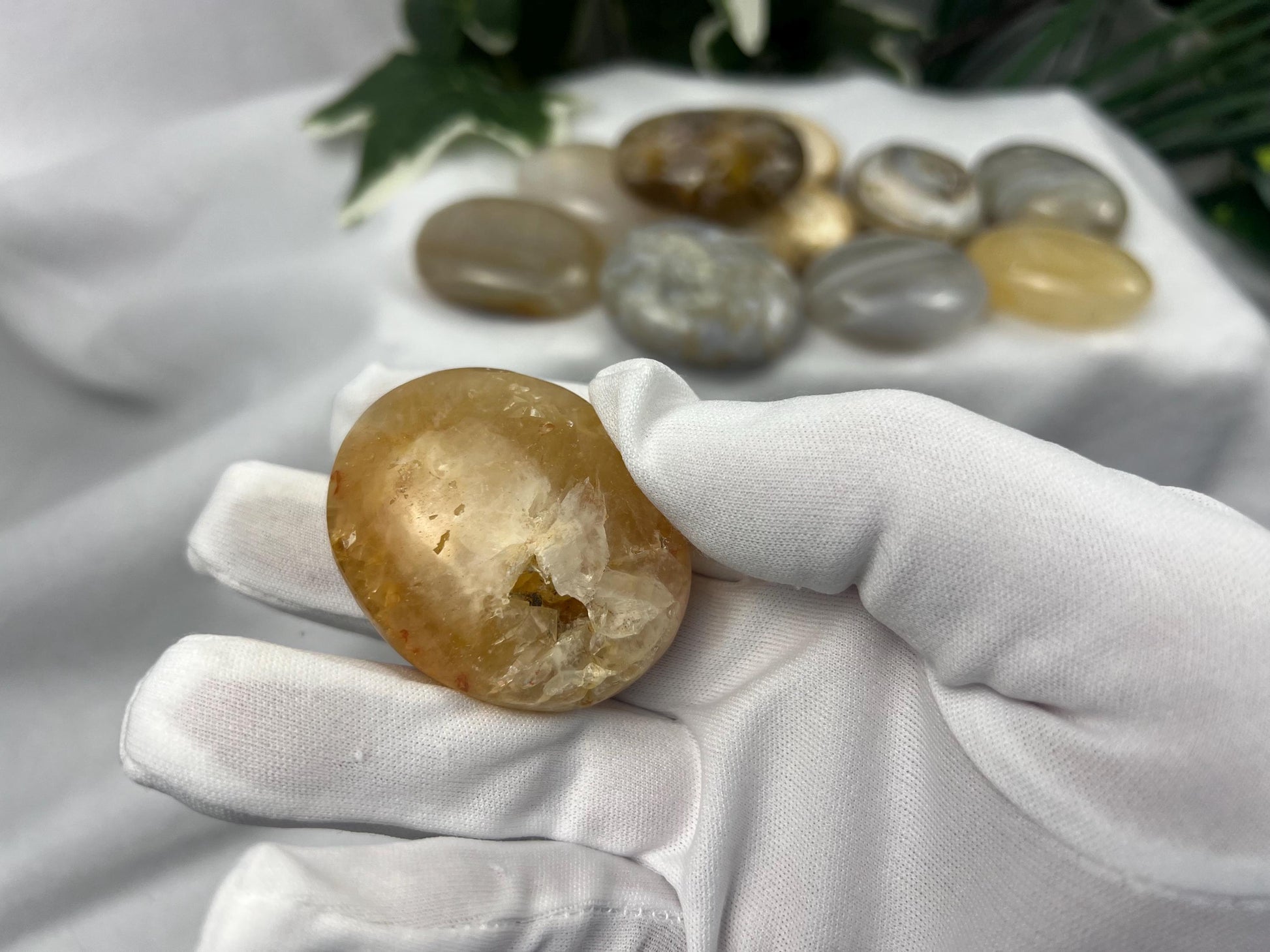 Cryptocrystalline Quartz Palm Stone Smooth Polished Carved Crystal for Distraction Holiday Home Decor Christmas Xmas Gift Anxiety Worry