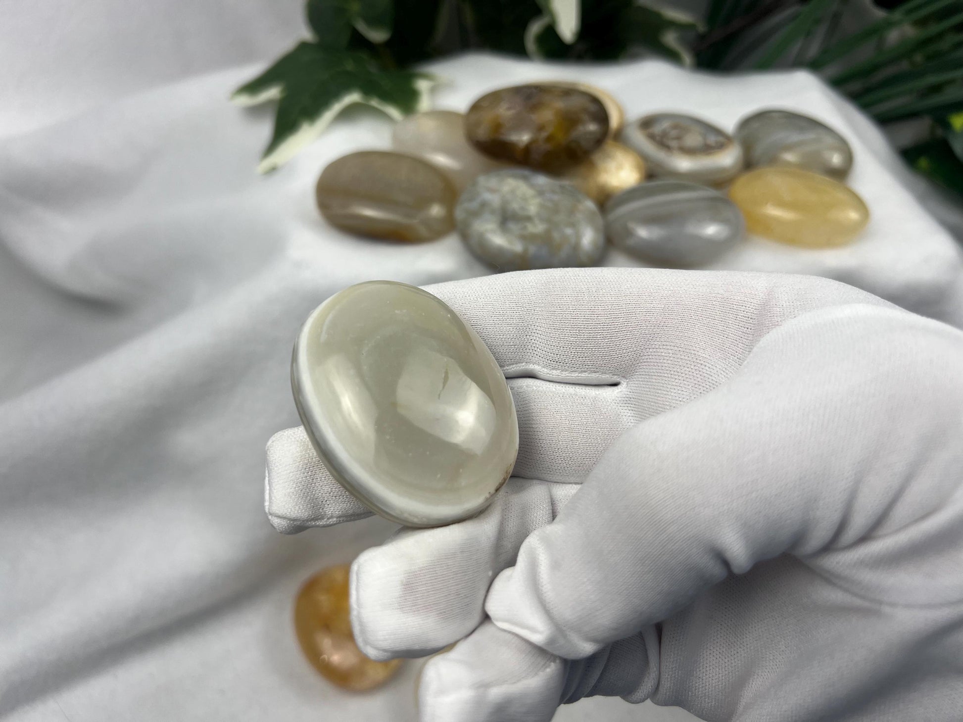 Cryptocrystalline Quartz Palm Stone Smooth Polished Carved Crystal for Distraction Holiday Home Decor Christmas Xmas Gift Anxiety Worry