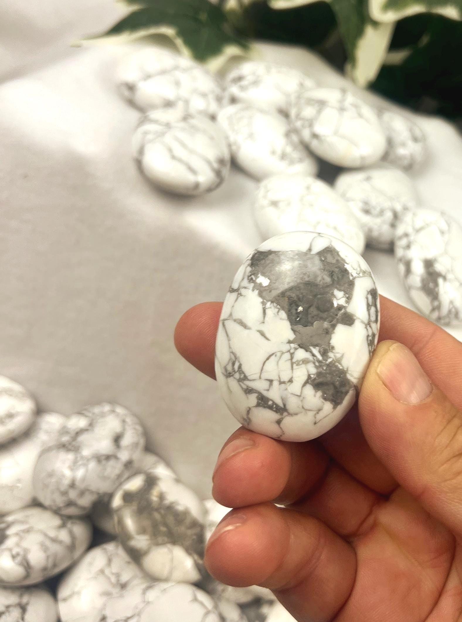 Canada Howlite Natural Palm Stone Smooth Polished Carved Crystal for Distraction Home Decor Anxiety Worry Meditation Christmas Xmas Gift