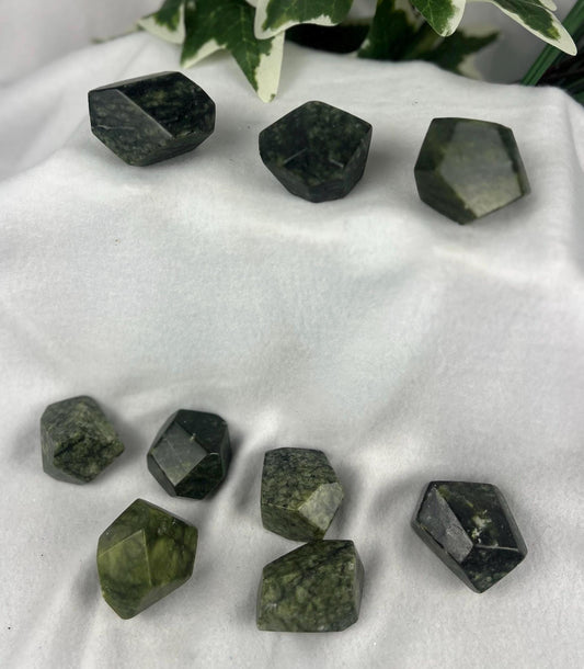 Xiuyan Nephrite Jade Faceted Natural Free Form Stone Smooth Polished Carved Crystal Distraction Home Decor Worry Stress Relief Anxiety Gift