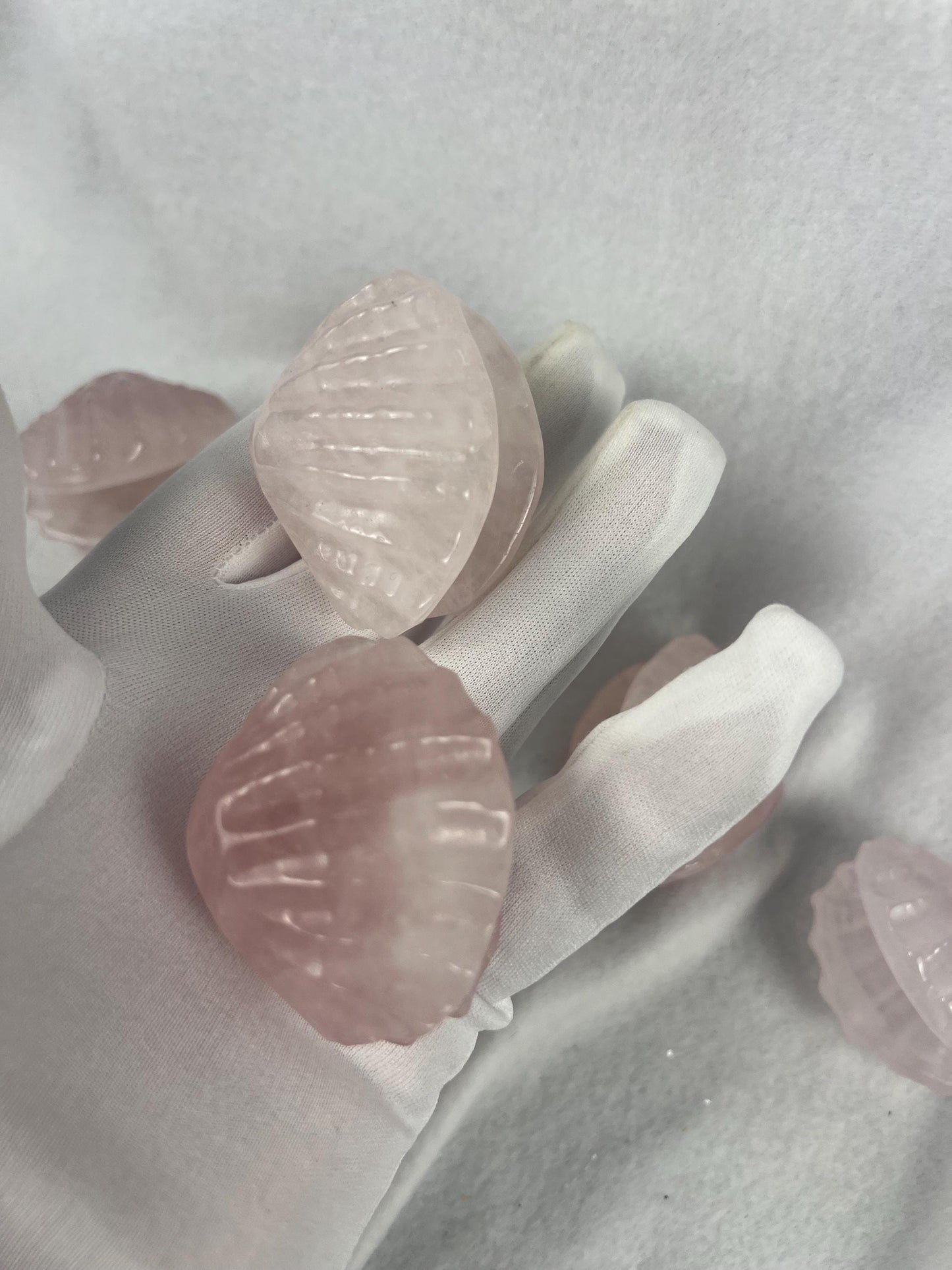 Rose Quartz Scallop Carved Palm Stone Smooth Polished Crystal for Distraction Holiday Home Decor Christmas Xmas Gift Christmas Birthday Gift