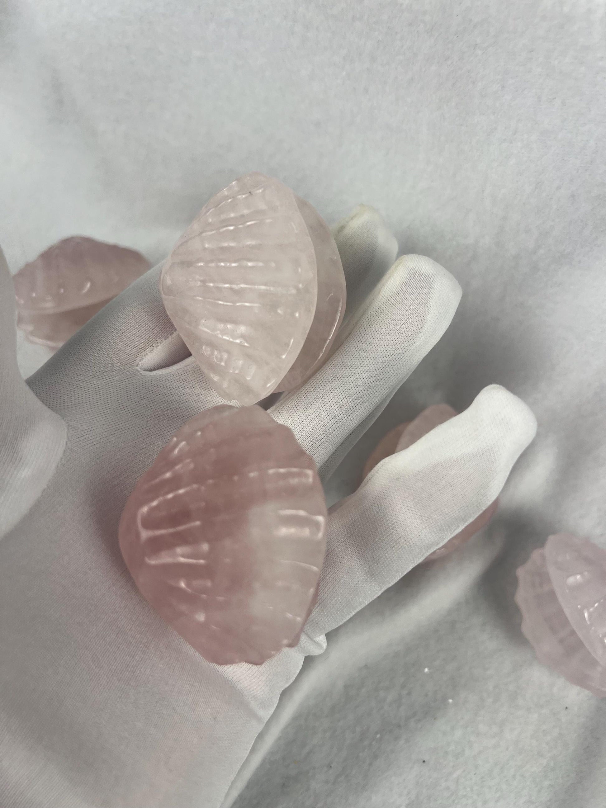Rose Quartz Scallop Carved Palm Stone Smooth Polished Crystal for Distraction Holiday Home Decor Christmas Xmas Gift Christmas Birthday Gift