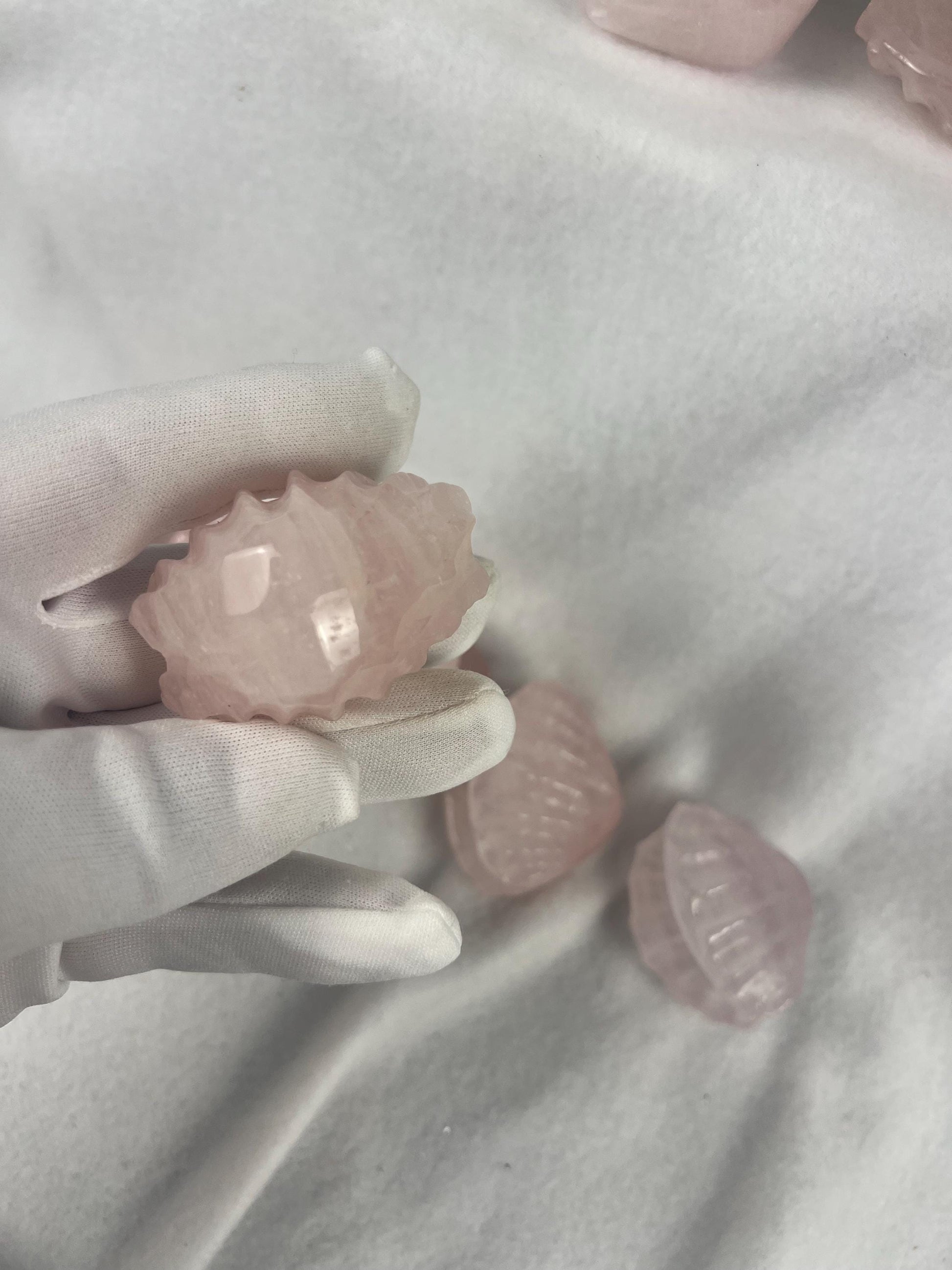 Rose Quartz Scallop Carved Palm Stone Smooth Polished Crystal for Distraction Holiday Home Decor Christmas Xmas Gift Christmas Birthday Gift