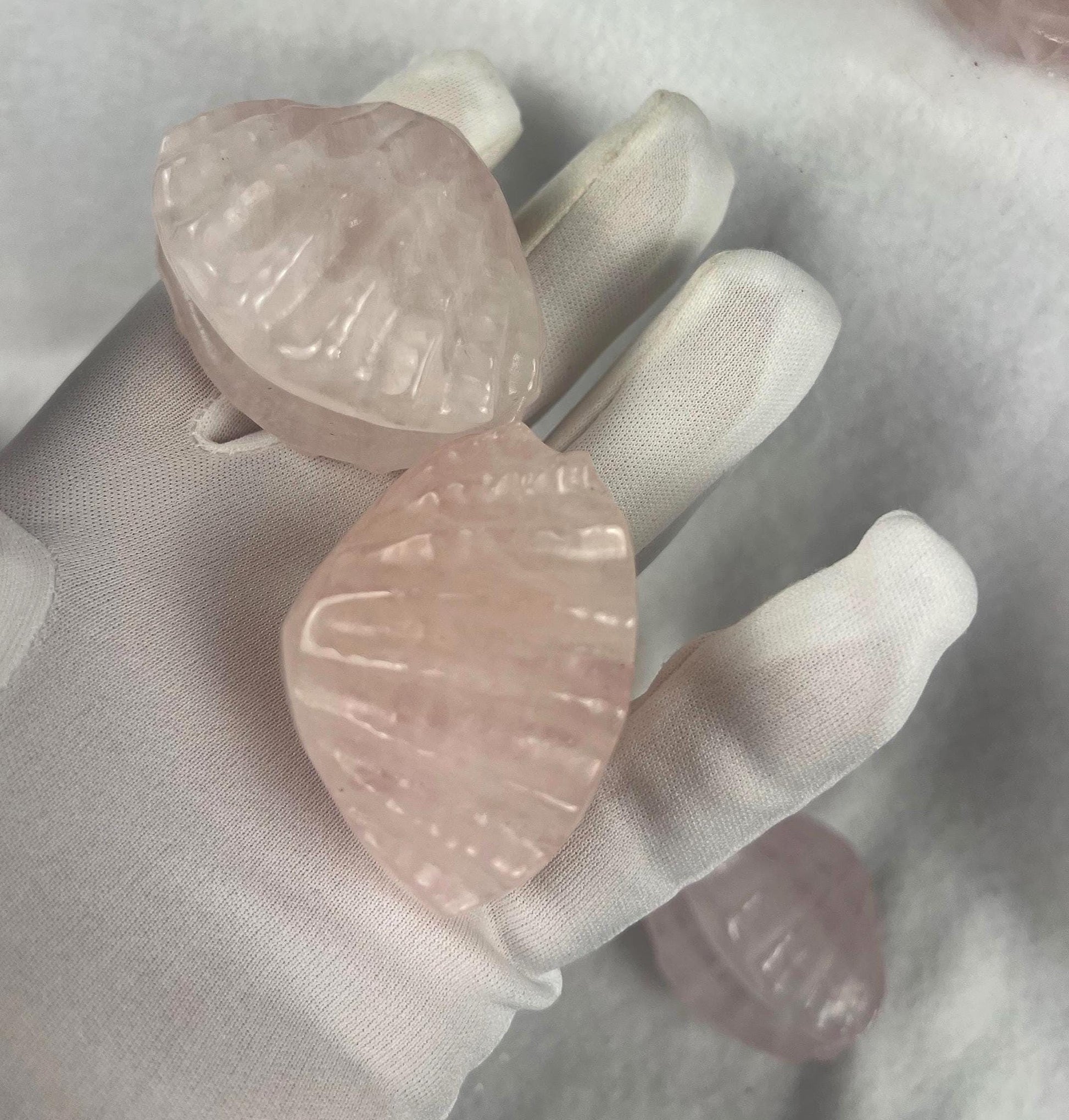 Rose Quartz Scallop Carved Palm Stone Smooth Polished Crystal for Distraction Holiday Home Decor Christmas Xmas Gift Christmas Birthday Gift