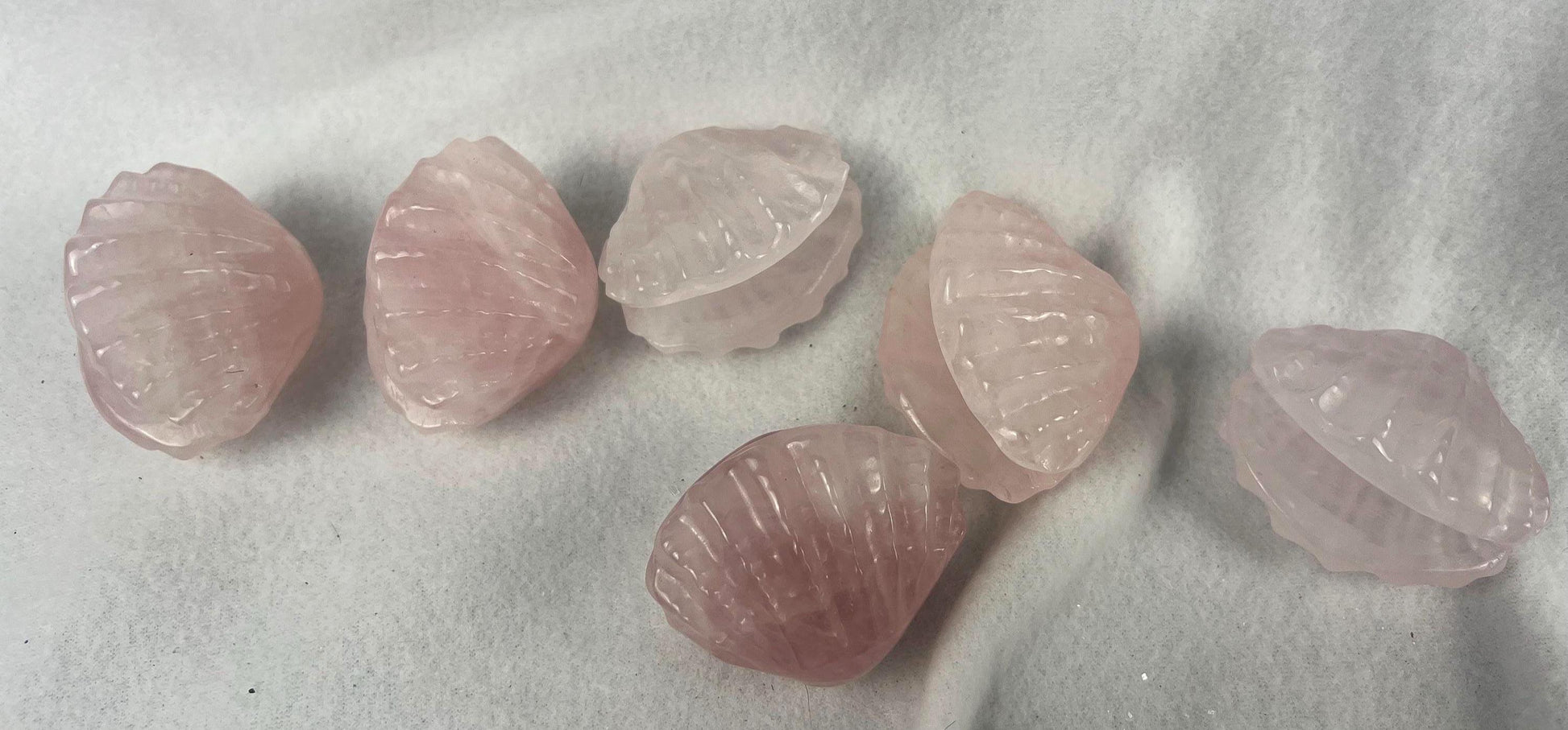 Rose Quartz Scallop Carved Palm Stone Smooth Polished Crystal for Distraction Holiday Home Decor Christmas Xmas Gift Christmas Birthday Gift