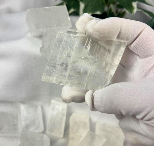 Ice Glass Calcite Palm Stones Natural Free Form Stone Smooth Polished Carved Crystal for Distraction Worry Anxiety birthday Home Decor Xmas