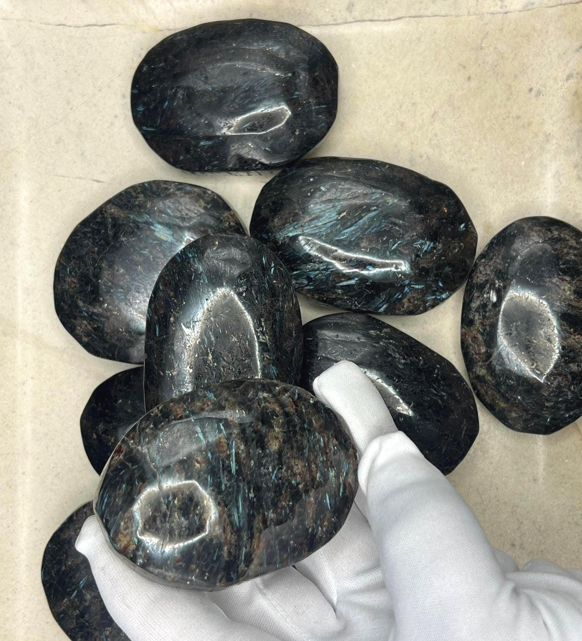 Huge New Zealand Soda-Hornblende Natural Palm Stone Smooth Polished Carved Crystal Distraction Home Decor Worry Stress Relief Anxiety Xmas