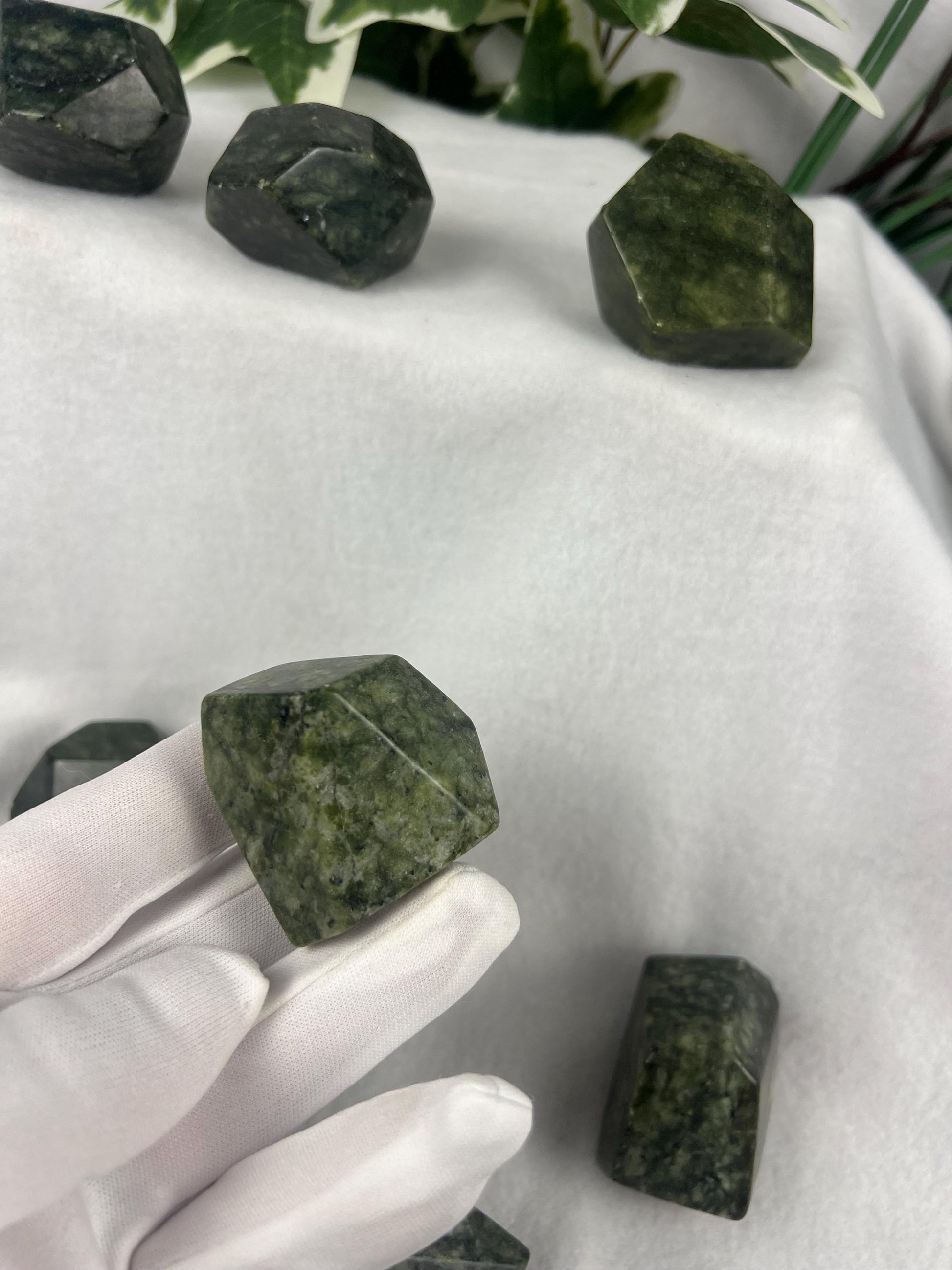 Xiuyan Nephrite Jade Faceted Natural Free Form Stone Smooth Polished Carved Crystal Distraction Home Decor Worry Stress Relief Anxiety Gift