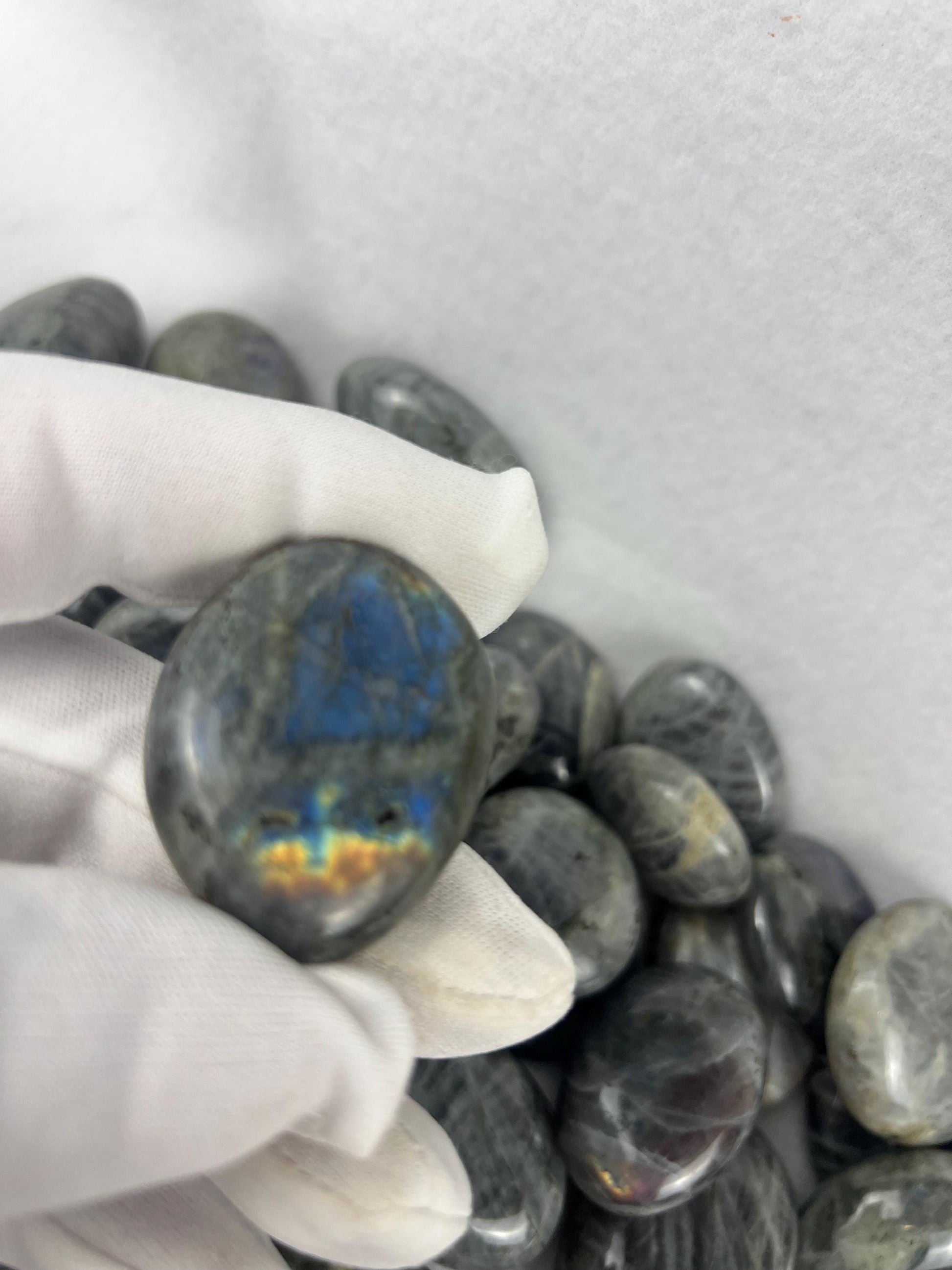 Finland Purple Labradorite Natural Palm Stone Smooth Polished Carved Crystal for Distraction Worry home Decor Pocket Anxiety Christmas Gift