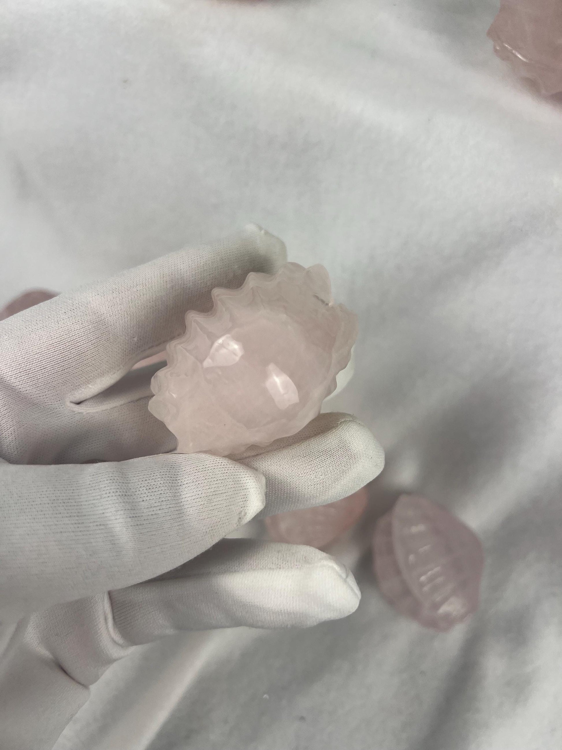 Rose Quartz Scallop Carved Palm Stone Smooth Polished Crystal for Distraction Holiday Home Decor Christmas Xmas Gift Christmas Birthday Gift