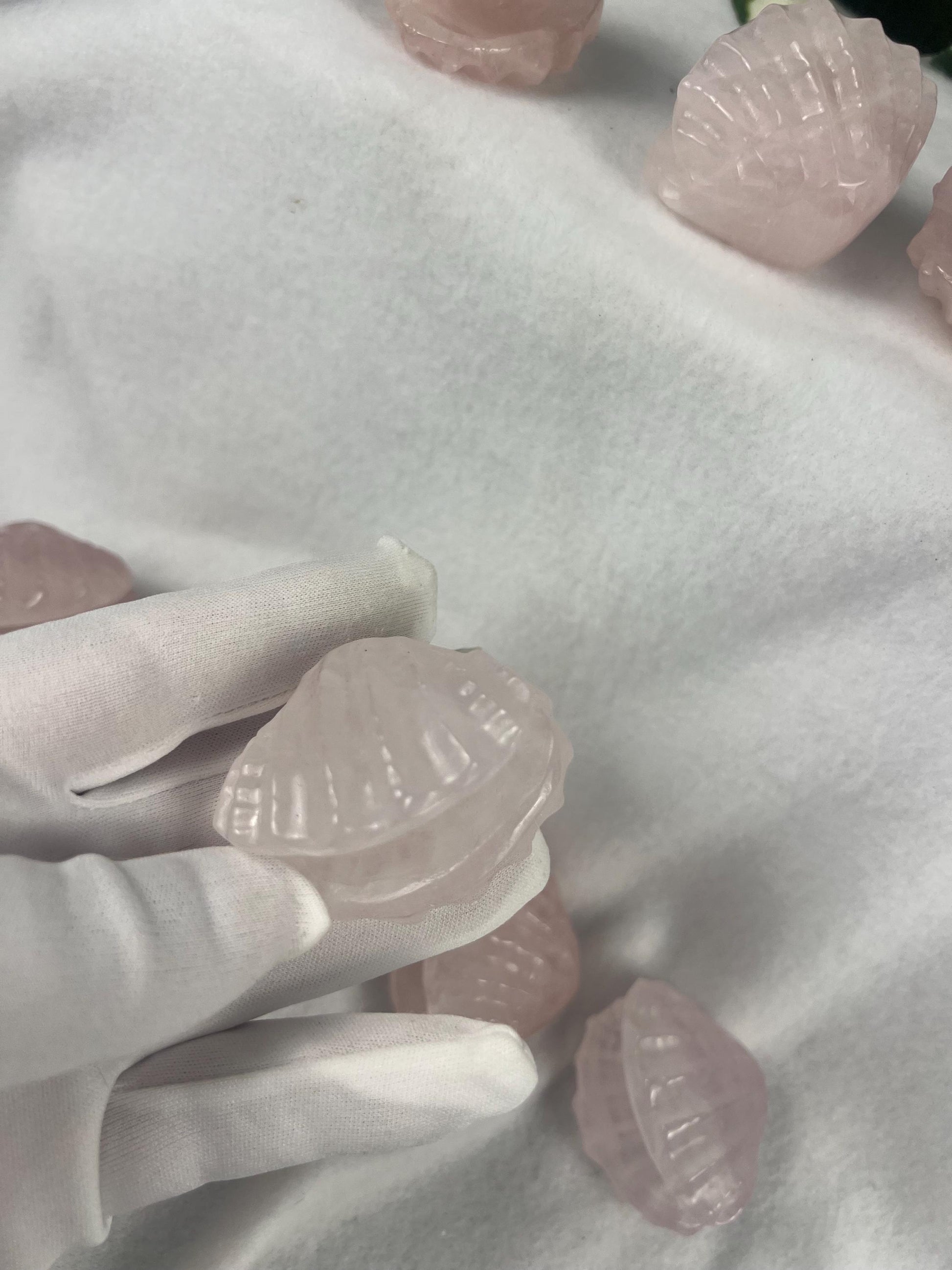 Rose Quartz Scallop Carved Palm Stone Smooth Polished Crystal for Distraction Holiday Home Decor Christmas Xmas Gift Christmas Birthday Gift