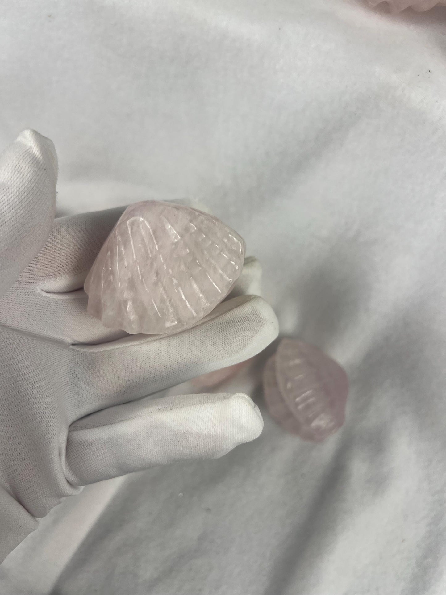 Rose Quartz Scallop Carved Palm Stone Smooth Polished Crystal for Distraction Holiday Home Decor Christmas Xmas Gift Christmas Birthday Gift