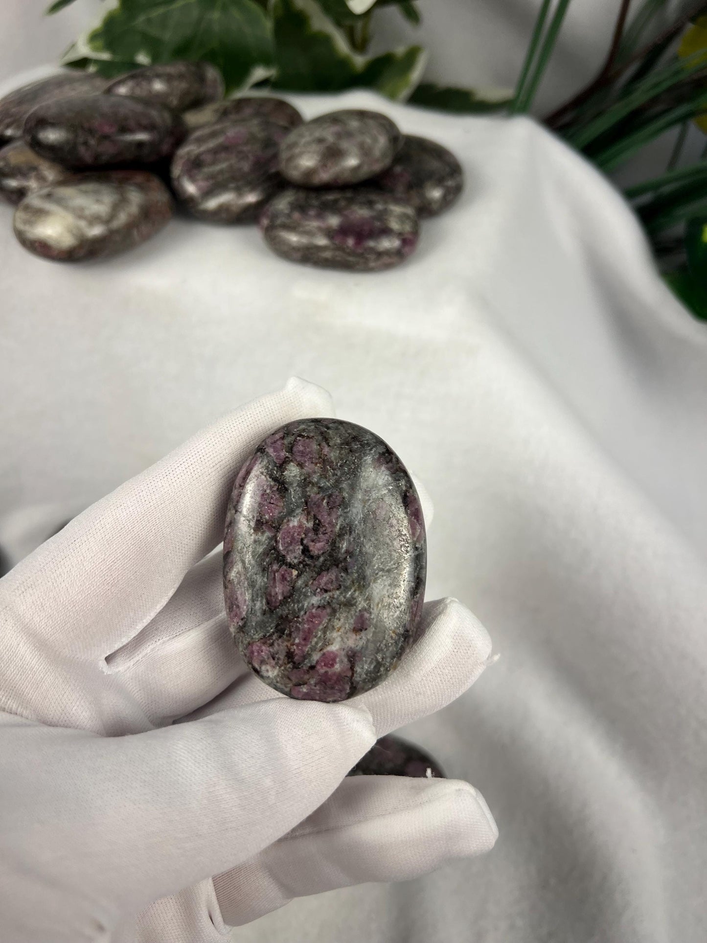 Arkansas Eudialyte Natural Palm Stone Arts Home Decor Wholesale Minerals School Project Christmas Xmas Home Decor Anxiety Distraction Worry