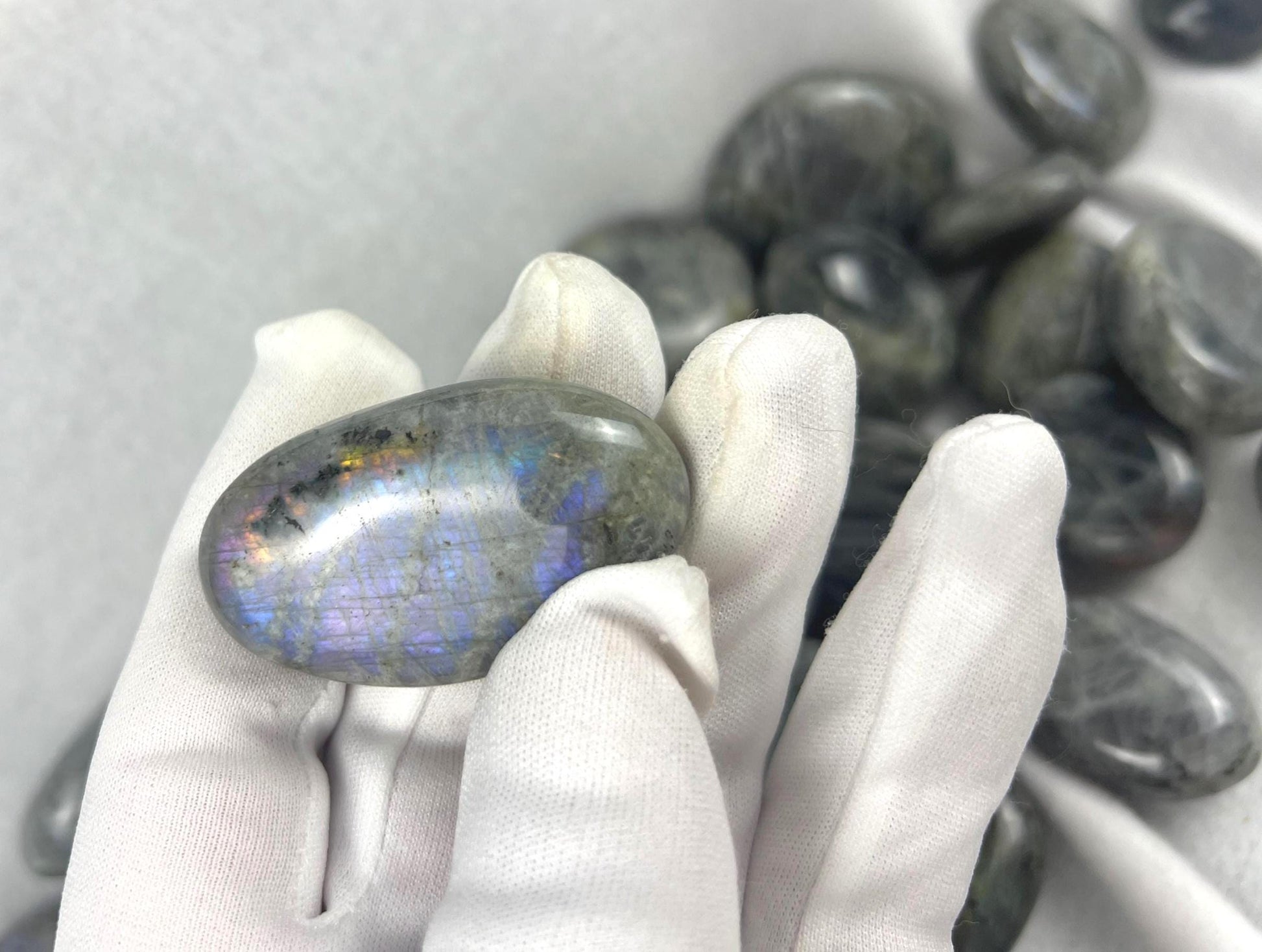 Finland Purple Labradorite Natural Palm Stone Smooth Polished Carved Crystal for Distraction Worry home Decor Pocket Anxiety Christmas Gift