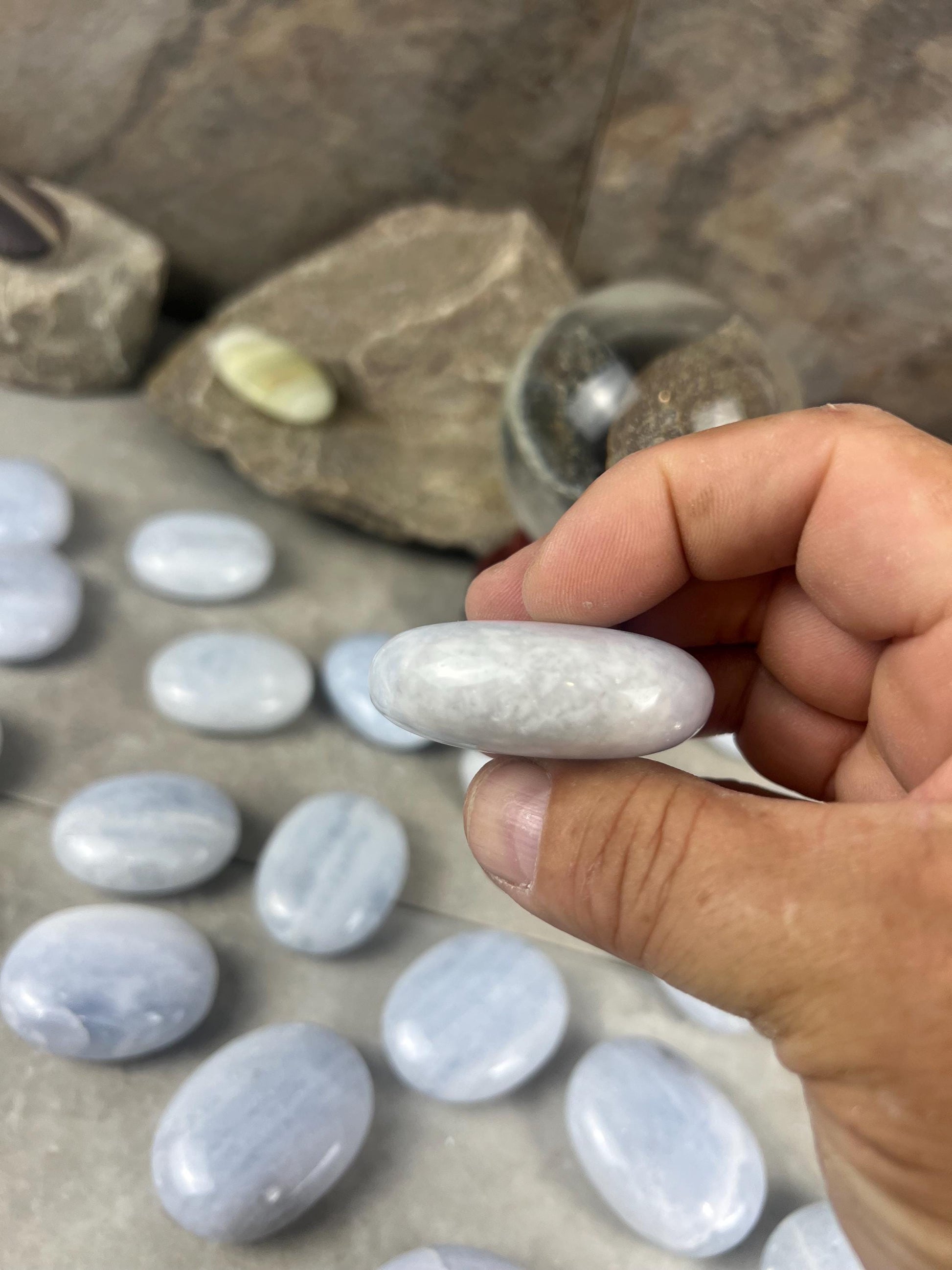 Natural Blue Celestite Palm Stones Untreated Stones Arts Home Decor Wholesale minerals School Christmas Xmas Home Decor Gift Craft Anxiety
