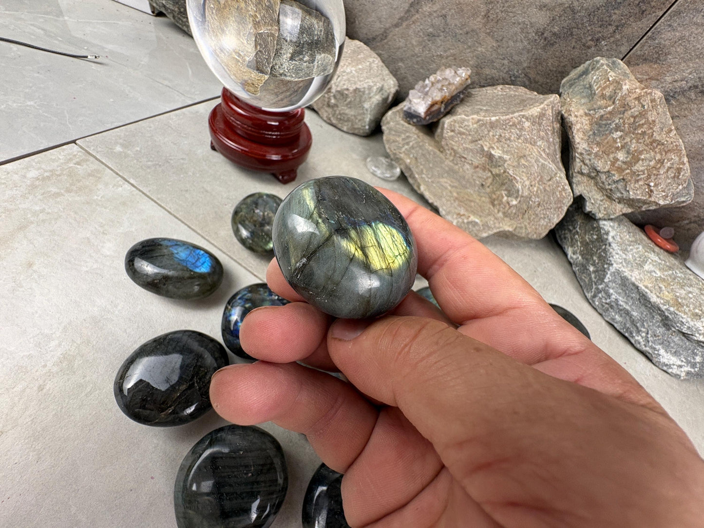 Finland Spectrolite Natural Palm Stone Smooth Polished Carved Crystal for Distraction Anxiety Worry Home Dcor Arts Crafts Birthday Gift