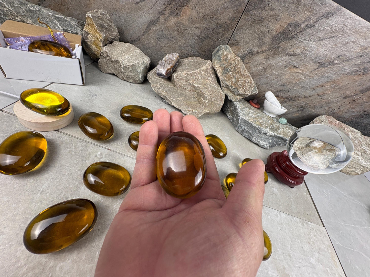 Smelting Honey Quartz Palm Stones Healing Crystal Yellow Quartz Spiritual Energy Stone Meditation Mindfulness Handheld Crystal Home Decor
