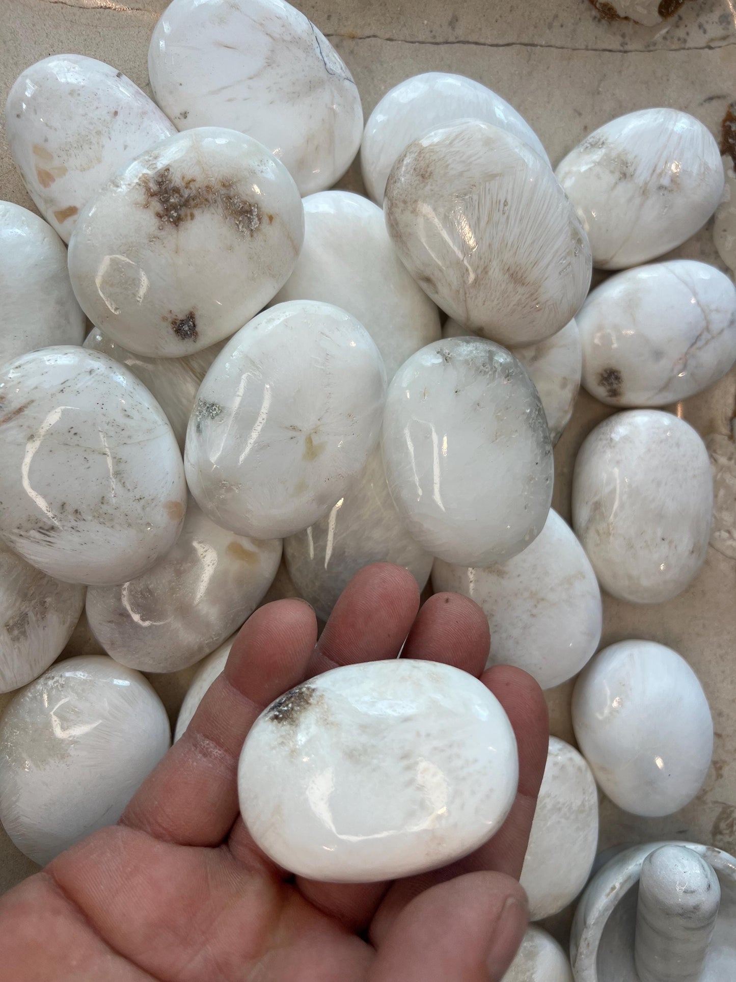 Greenland Scolecite Natural Palm Stone Smooth Polished Carved Crystal for Distraction Stress Christmas Xmas Home Decor Worry Anxiety