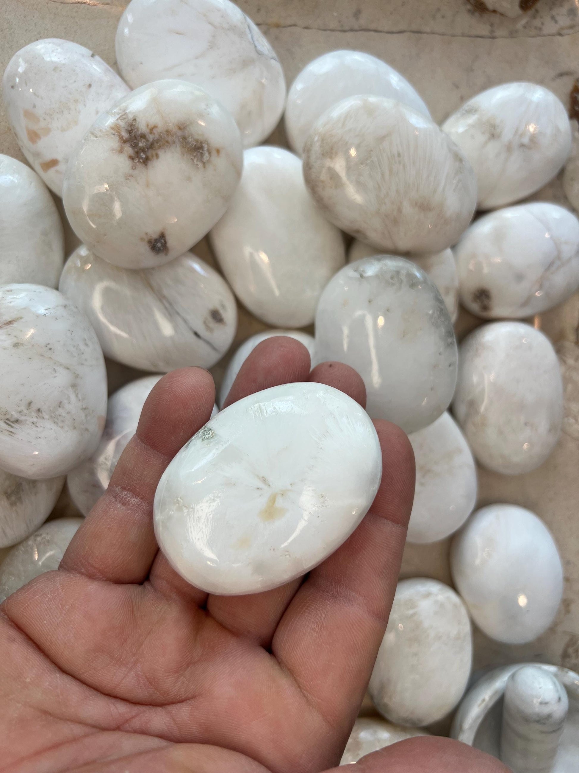 Greenland Scolecite Natural Palm Stone Smooth Polished Carved Crystal for Distraction Stress Christmas Xmas Home Decor Worry Anxiety