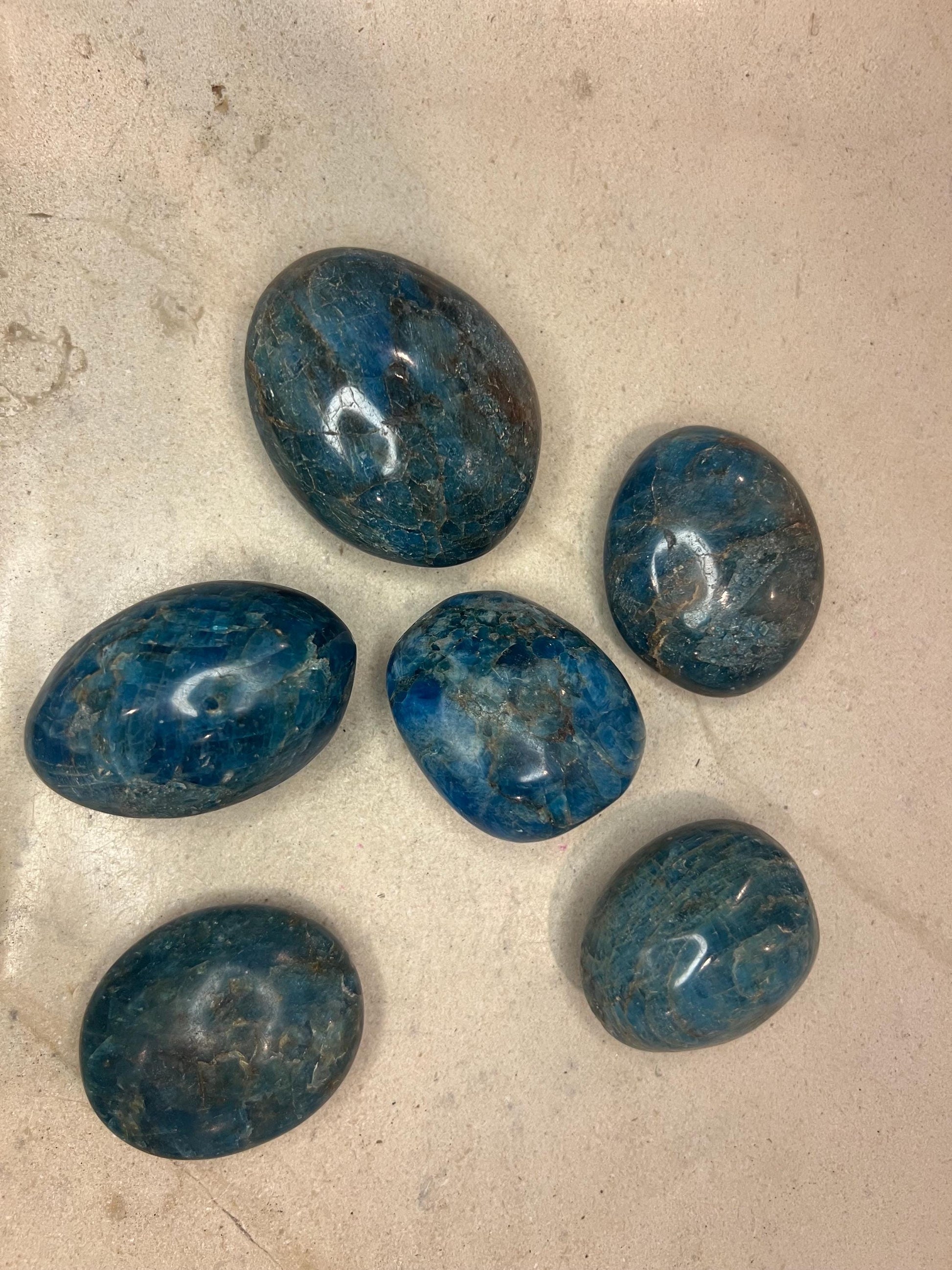 Indian Blue Apatite Natural Palm Stone Smooth Polished Carved Crystal for Distraction Worry Anxiety Home Decor Pocket Nerves Gift Christmas