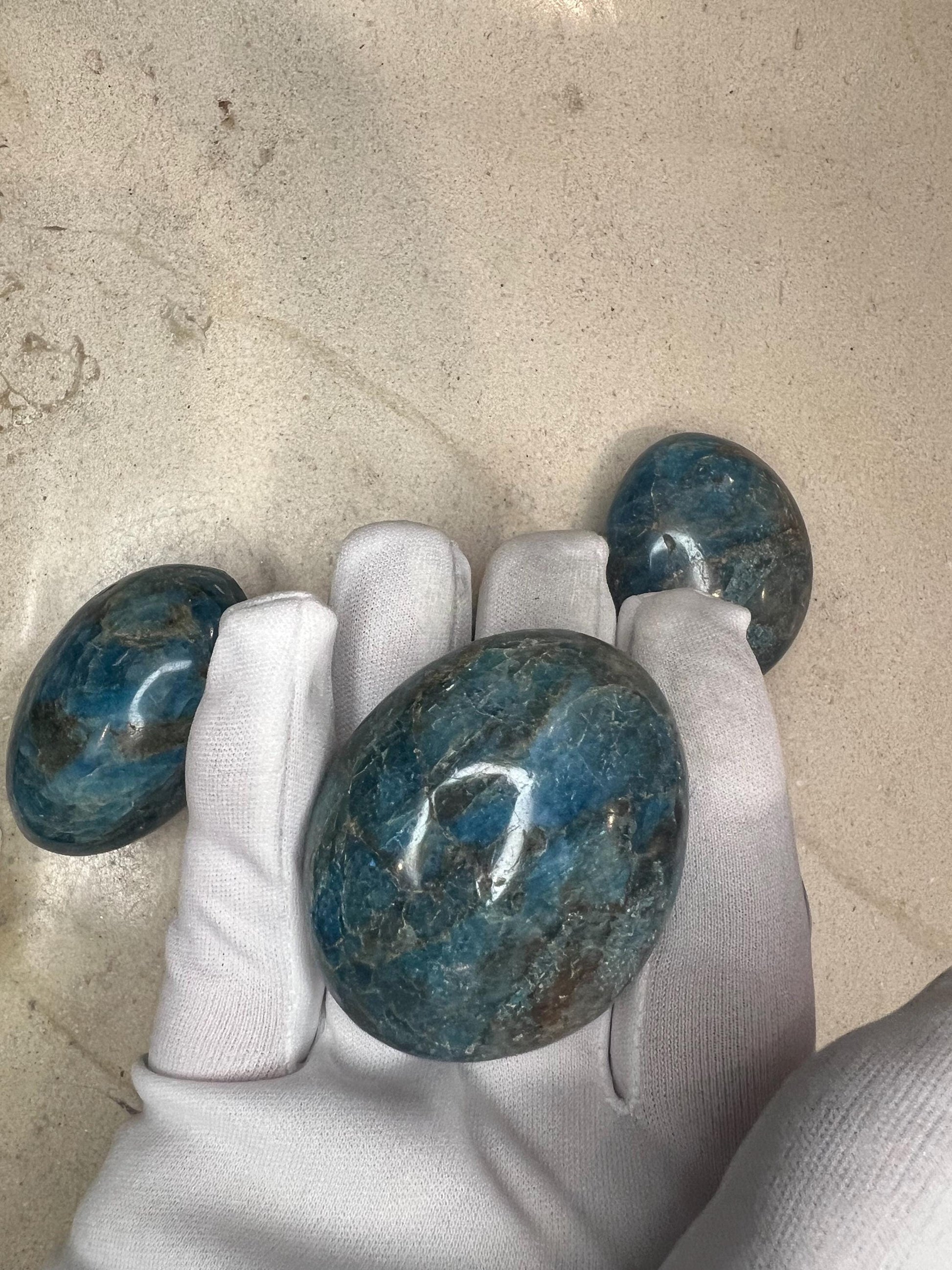 Indian Blue Apatite Natural Palm Stone Smooth Polished Carved Crystal for Distraction Worry Anxiety Home Decor Pocket Nerves Gift Christmas