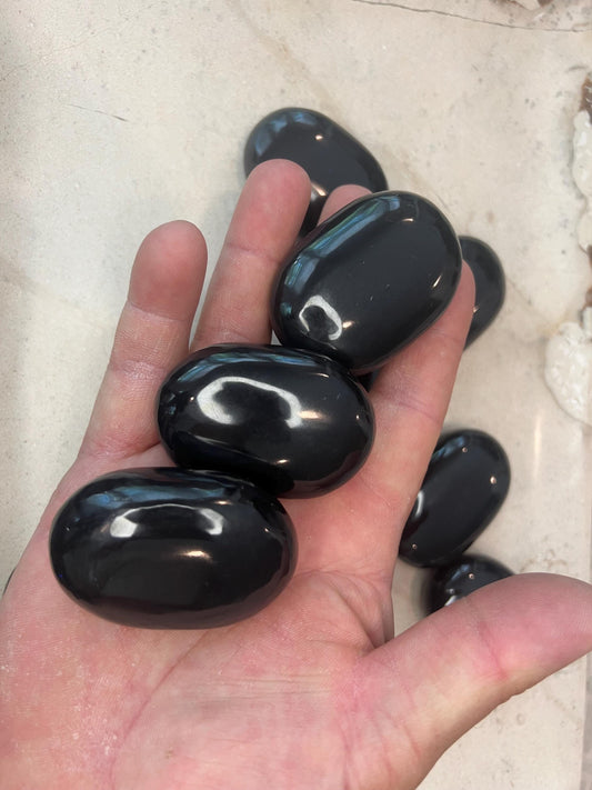 Indian Black Agate Natural Palm Stone Smooth Polished Carved Crystal for Christmas Decor Gift Home Decor Worry Anxiety Birthday Xmas Gift