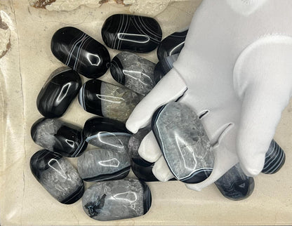 Black Onyx Banded Agate Palm Stone: Uruguay Carved Crystal for Stress Relief Home Decor Worry Pocket Stress Anxiety Palm Stone